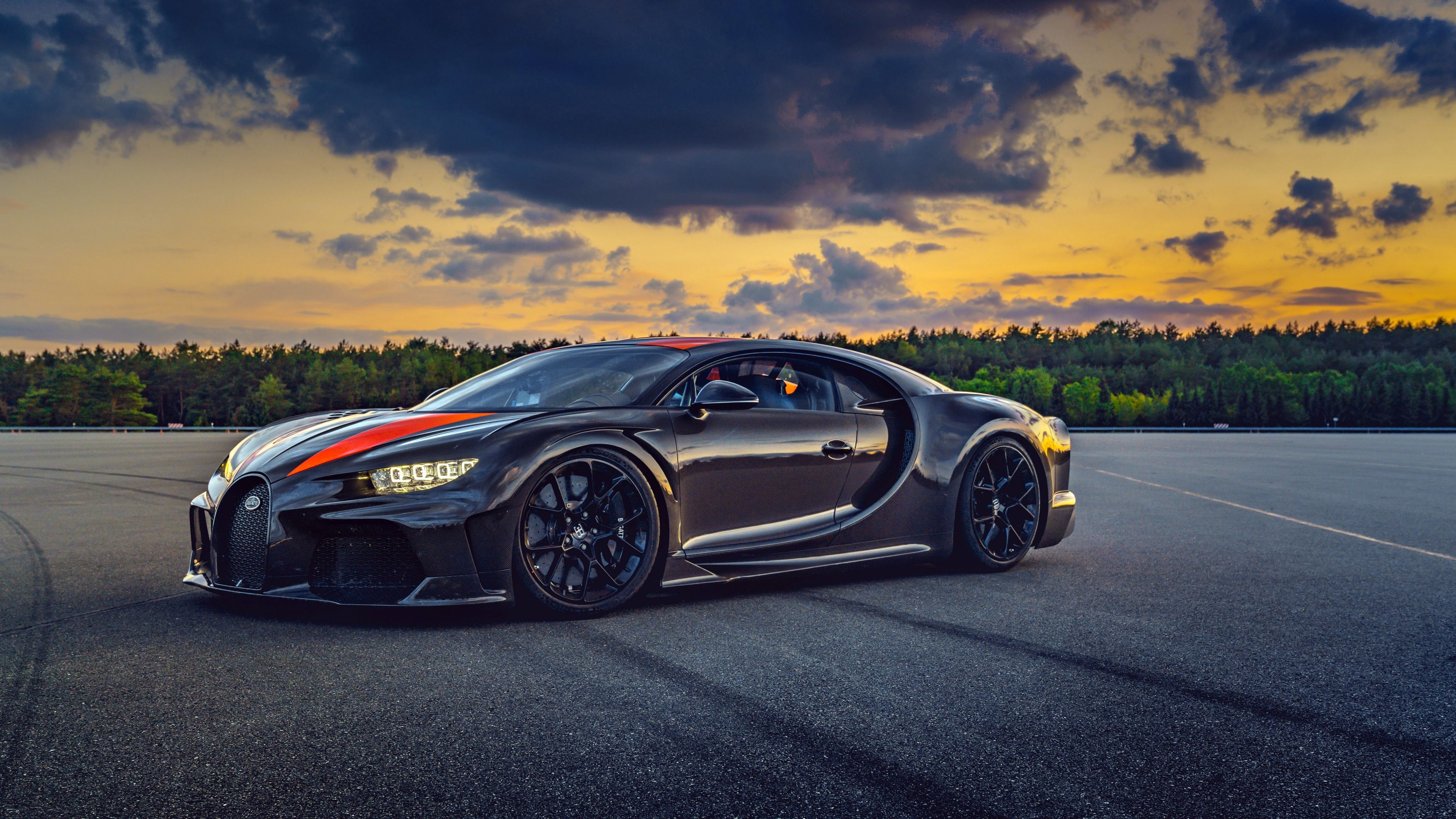 Bugatti Chiron Super Sport 300+, Sonnenuntergang, Dramatischer Himmel, Wald, Supersportwagen, Ultra-HD-Hintergrundbild