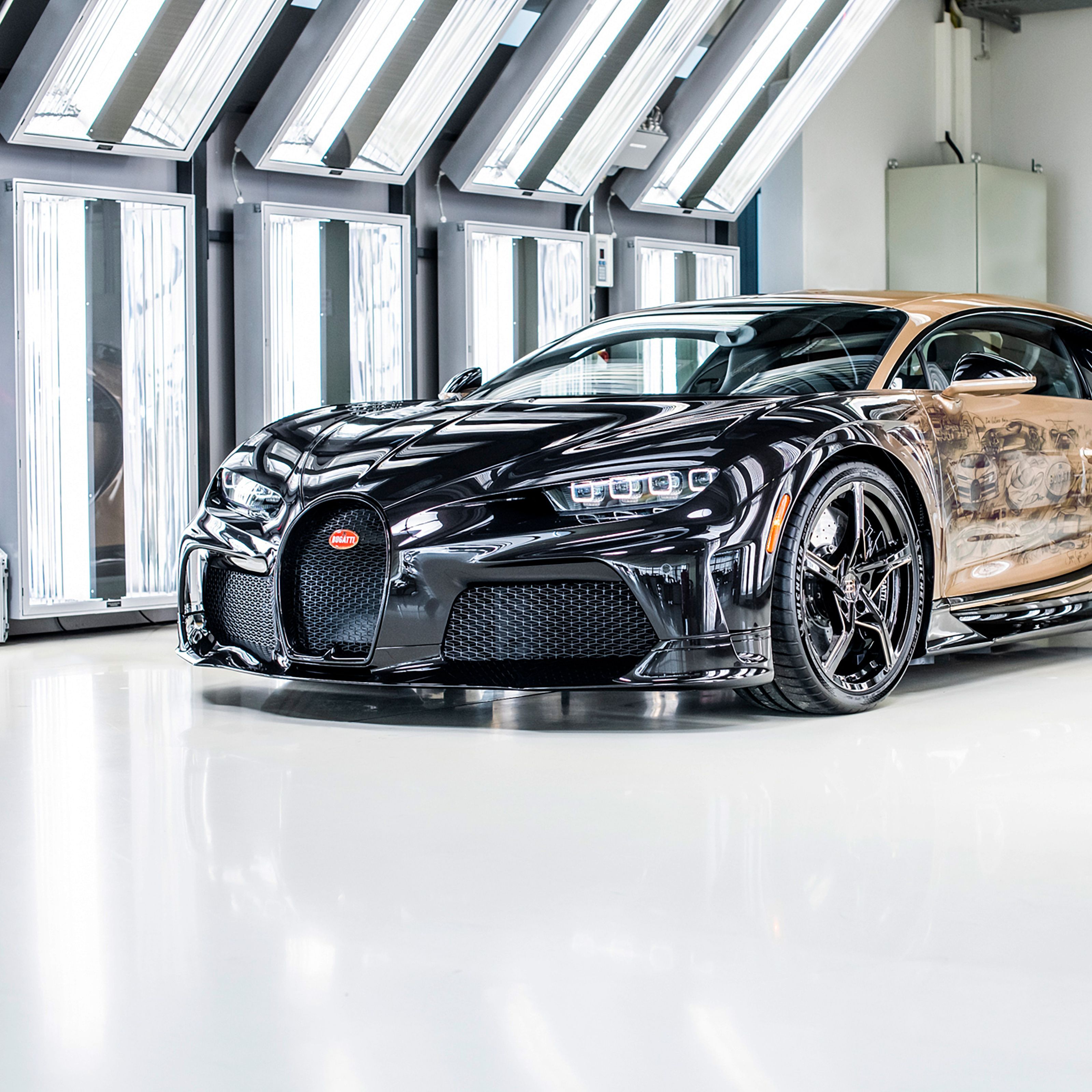 Bugatti Chiron, Sonderlackierung, Showroom, Weißer Boden, Frontansicht, 2K, Tablet-Hintergrund