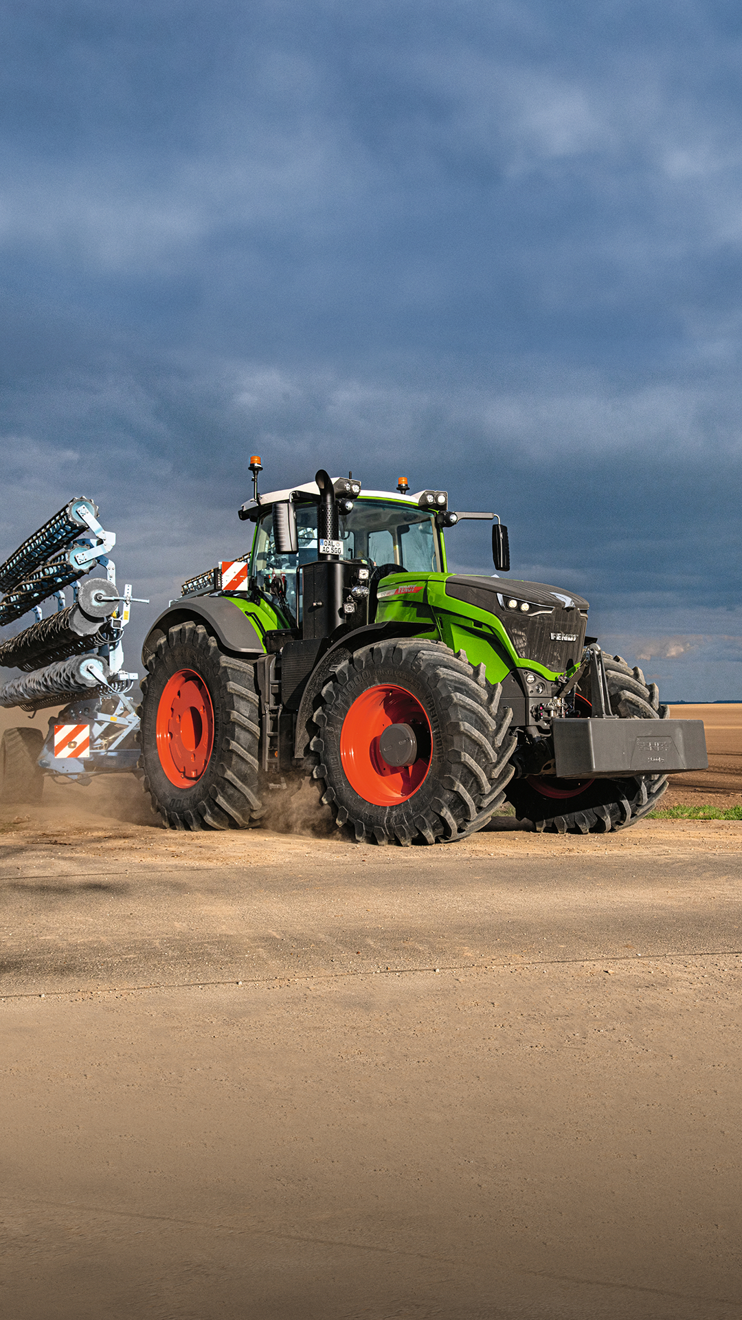 Fendt, Traktor, Feld, Bewölkter Himmel, Hochformat, Hintergrundbild fürs Smartphone