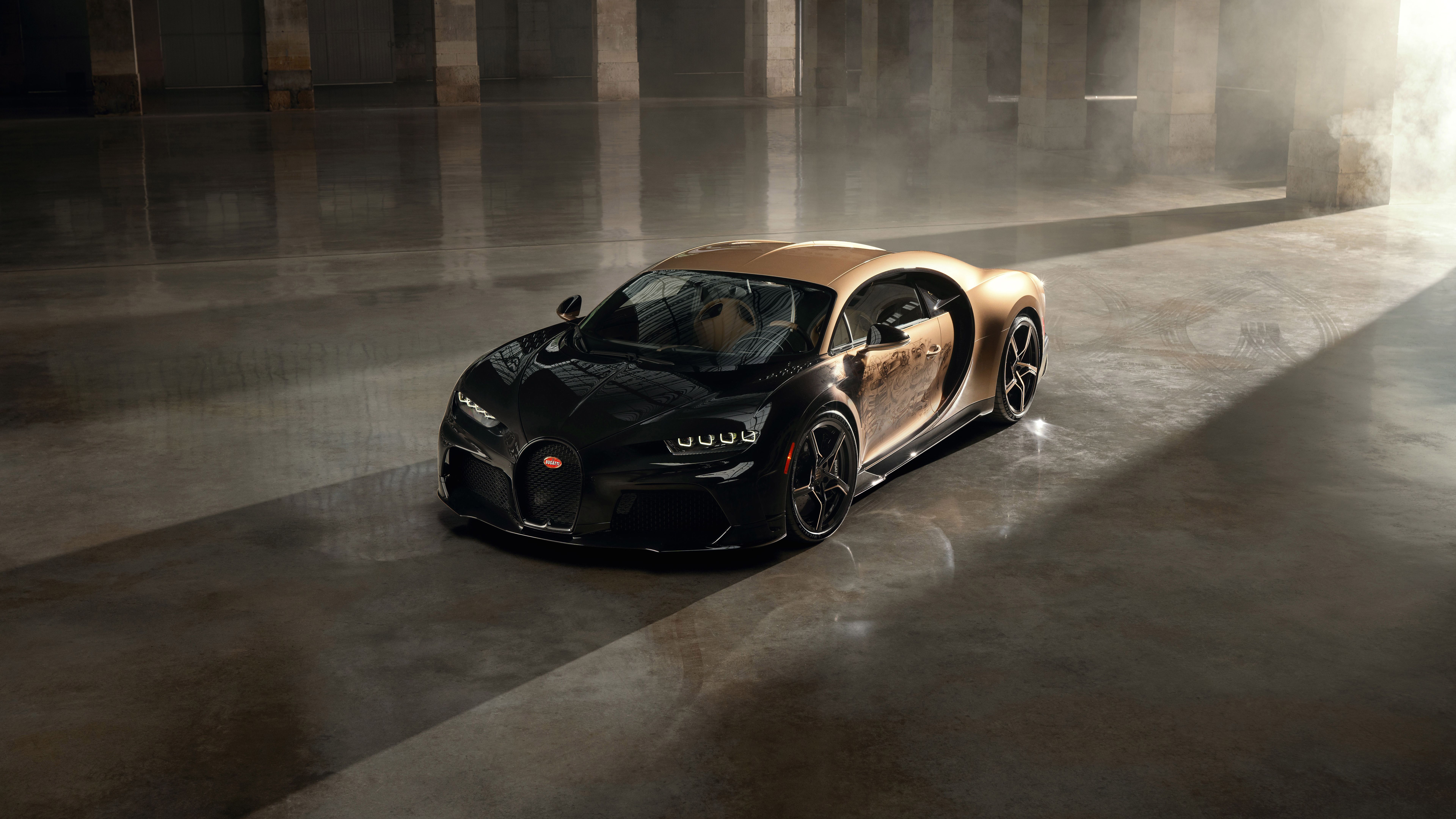 Bugatti Chiron, Schwarz-gold, Halle, Lichtstrahlen, Dunkle Töne, 8K, Breitbild-Hintergrundbild