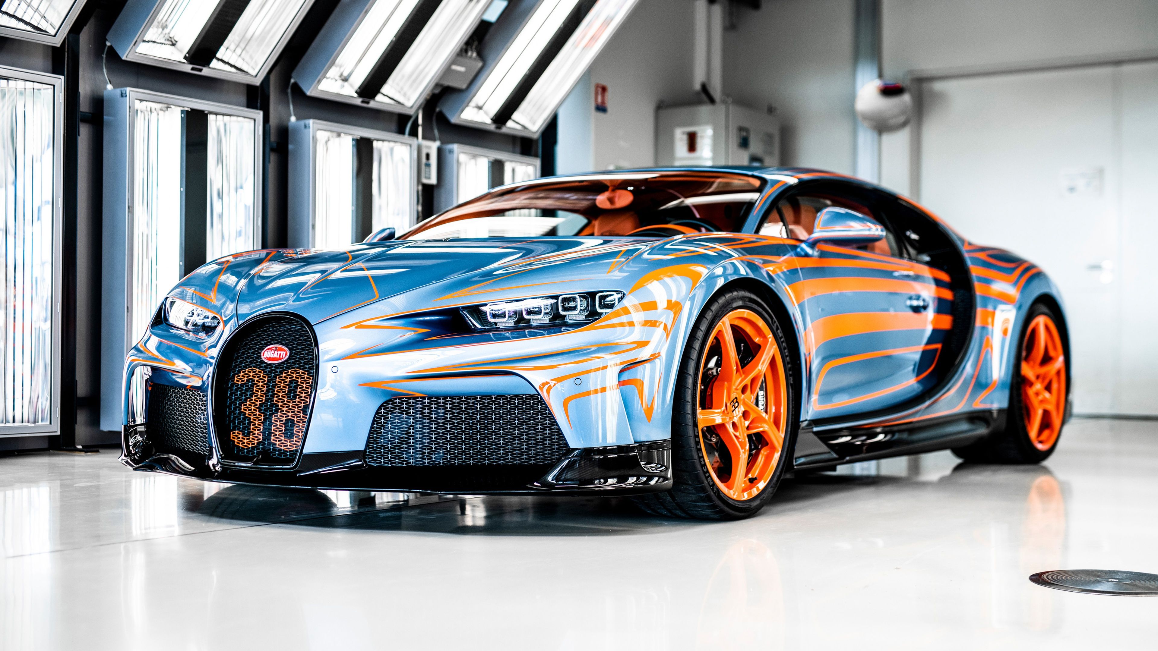 Bugatti Chiron Super Sport, Sonderlackierung, Startnummer 38, Showroom, Orange-blau, 4K-PC-Hintergrundbild