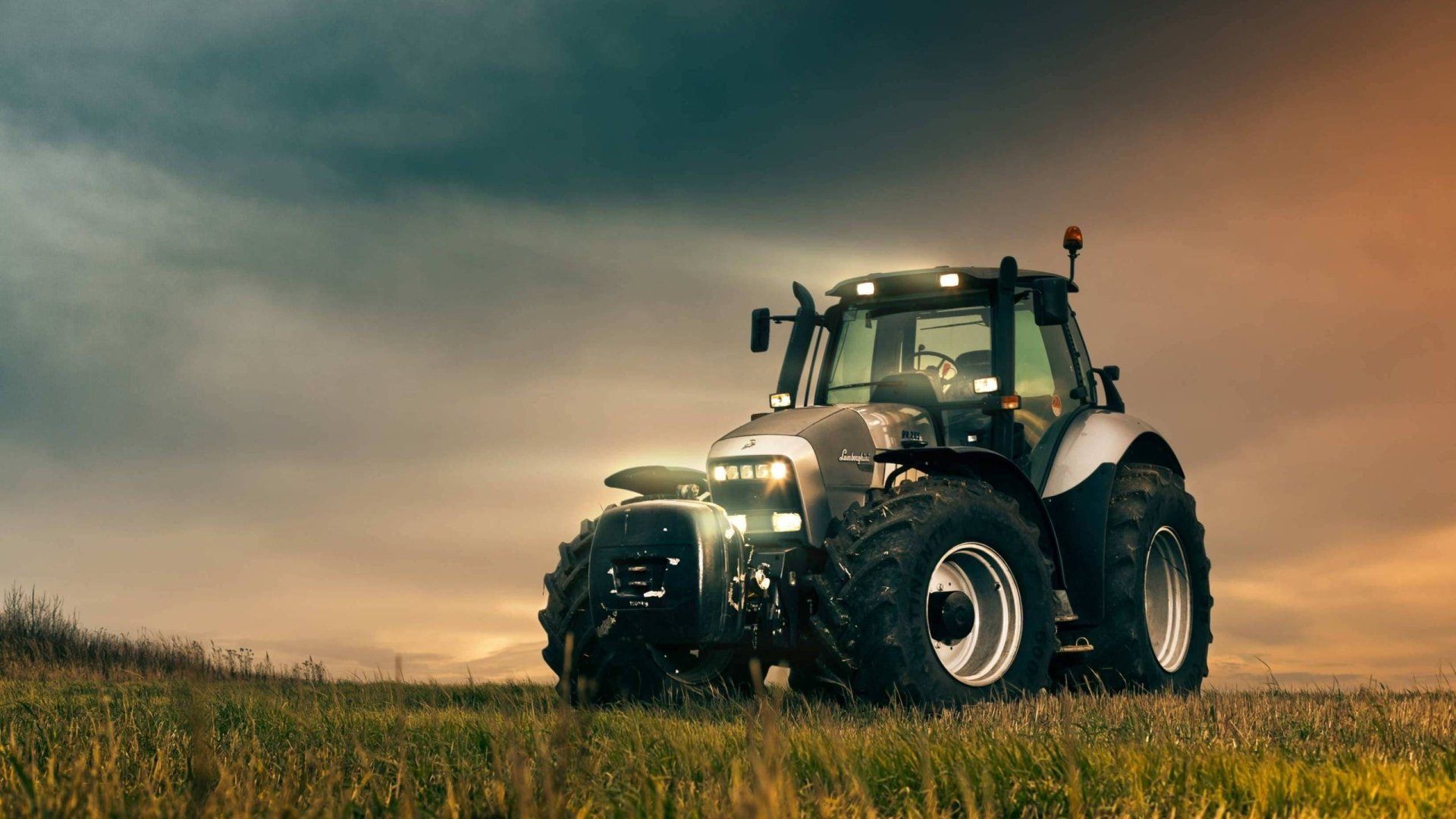Traktor, Wiese, Abendlicht, Dramatischer Himmel, 16:9, Full-HD-Hintergrundbild für den Desktop