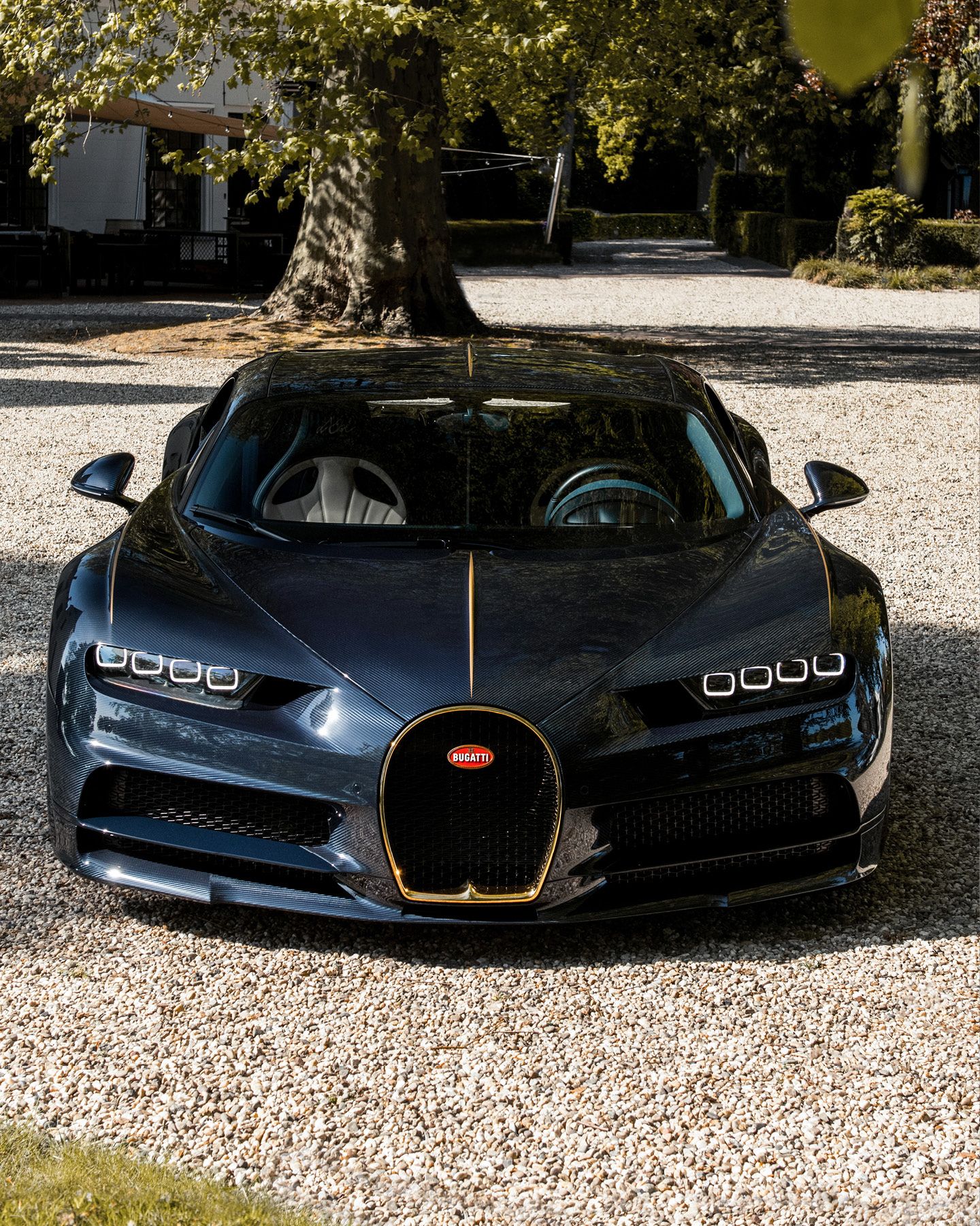 Bugatti Chiron, Schwarzes Auto, Kiesweg, Baum, Frontansicht, QHD+, iPad-Hintergrundbild