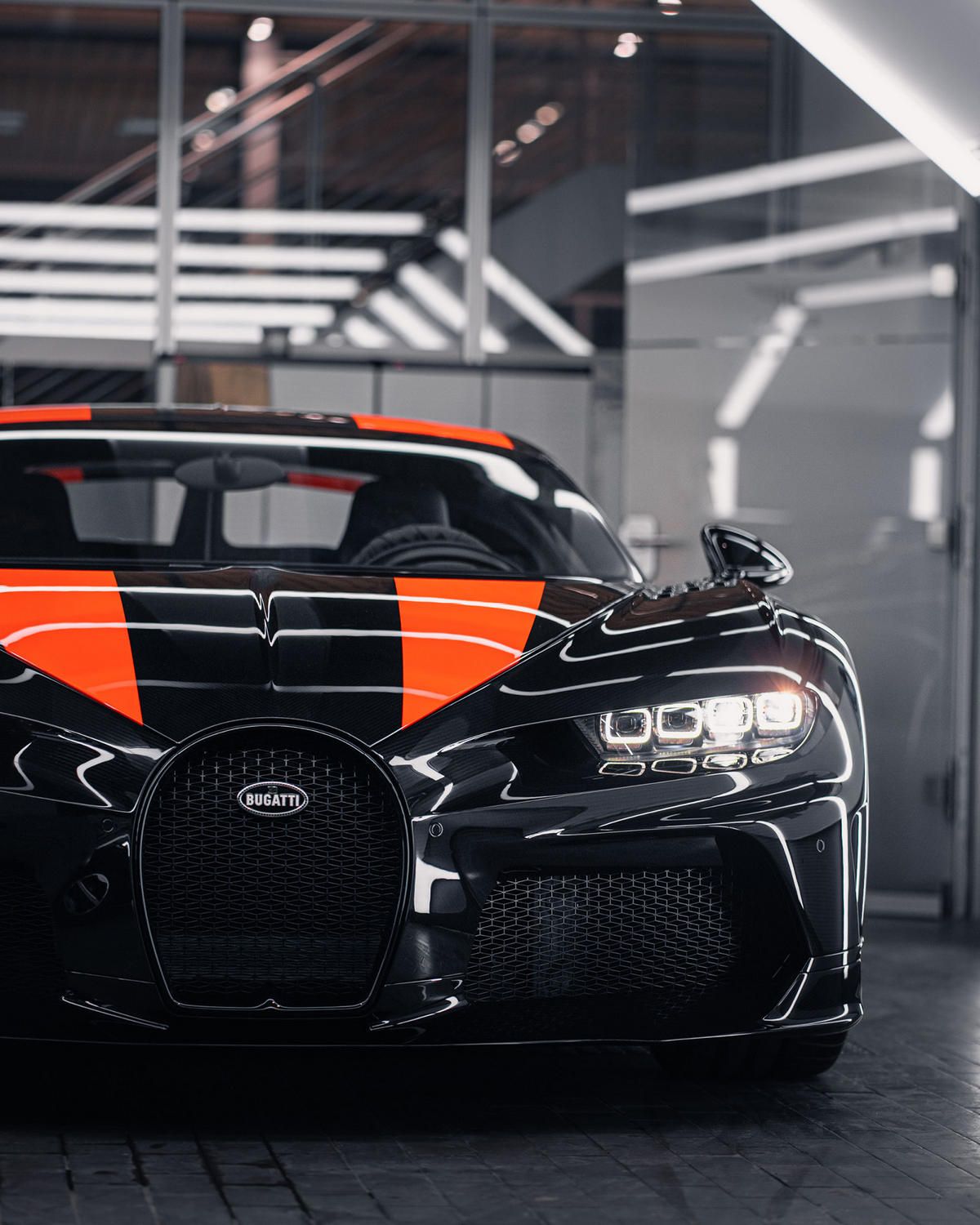 Bugatti Chiron, Schwarz-orange, Garage, Frontansicht, Nahaufnahme, Full HD, iPad-Hintergrundbild
