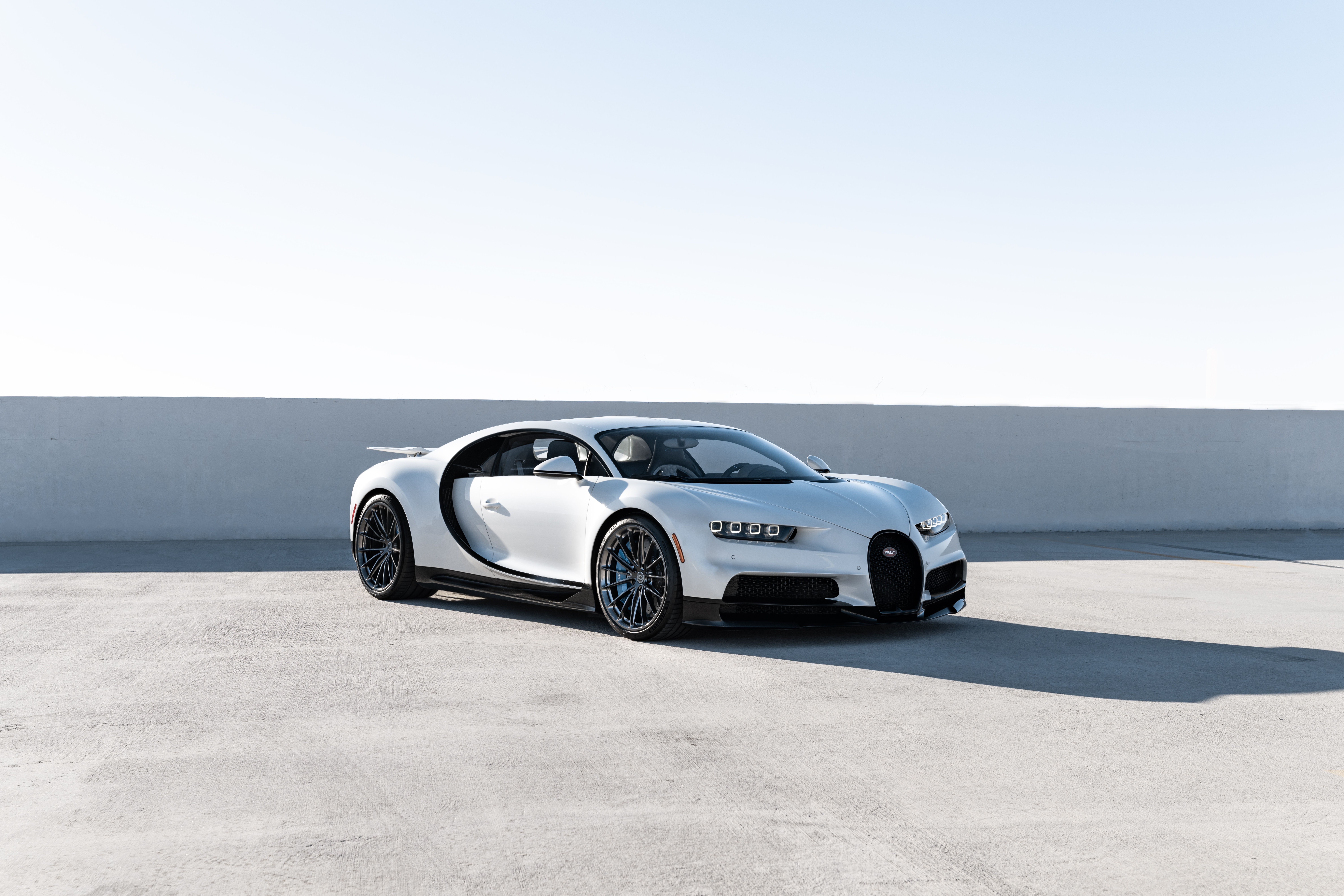 Bugatti Chiron, Weißes Auto, Dachterrasse, Minimalismus, Helle Töne, 8K, PC-Hintergrundbild