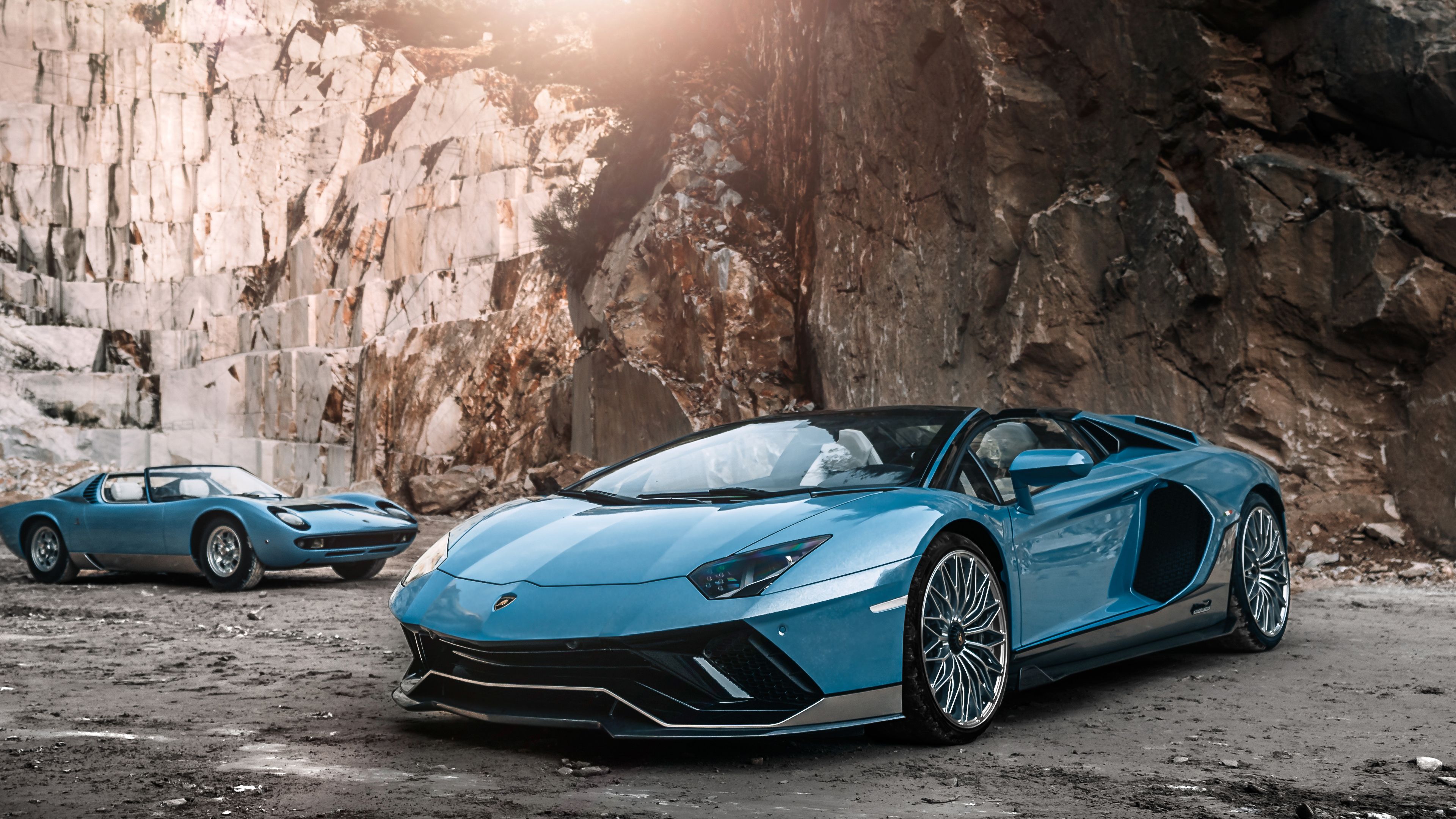 Lamborghini Aventador LP 780-4 Ultimae Roadster, Lamborghini Miura, Hellblau, Steinbruch, Klassiker, 4K-Hintergrundbild