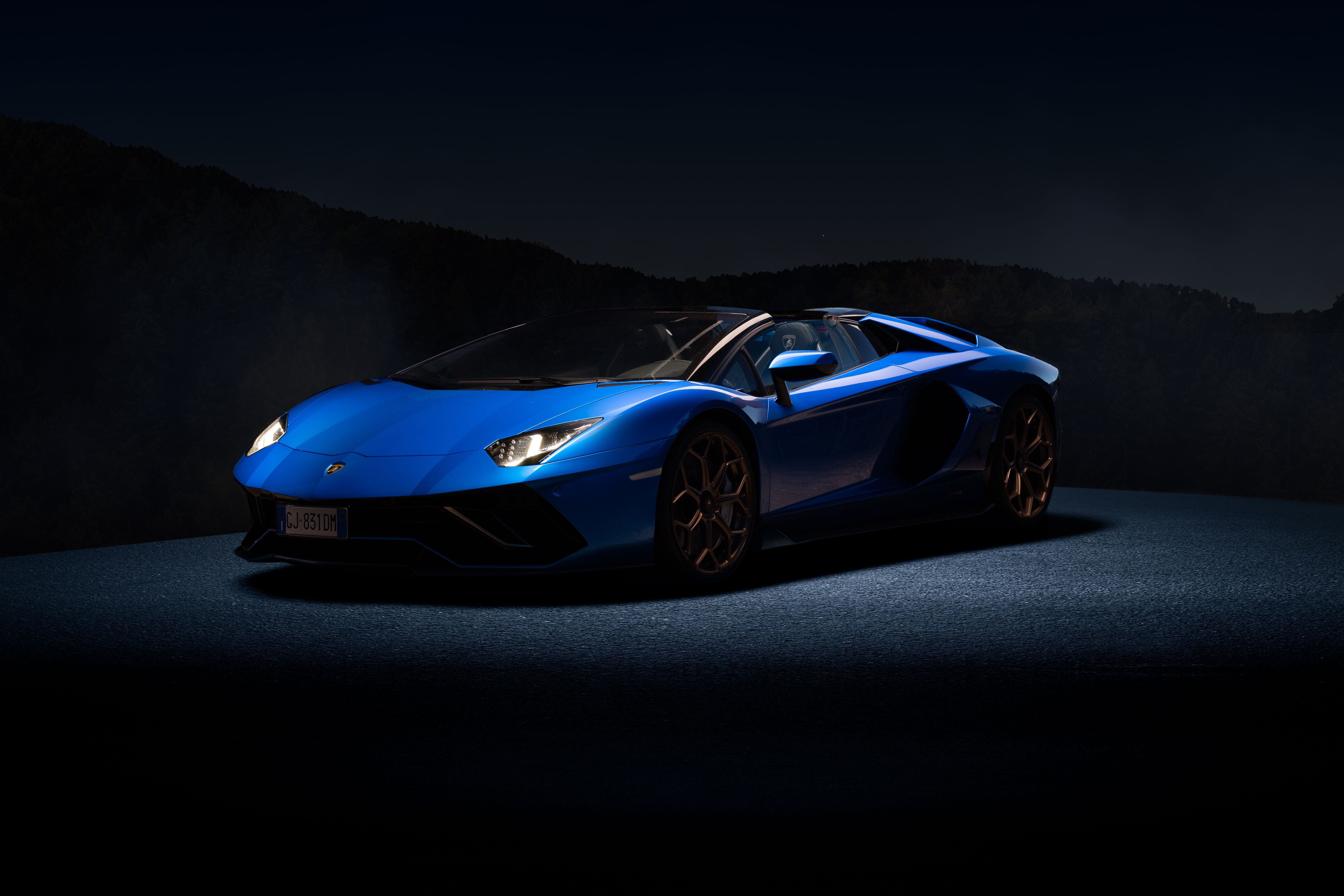 Lamborghini Aventador Roadster, Blau, Nacht, Scheinwerferlicht, Offen, 5K, Windows-Hintergrundbild