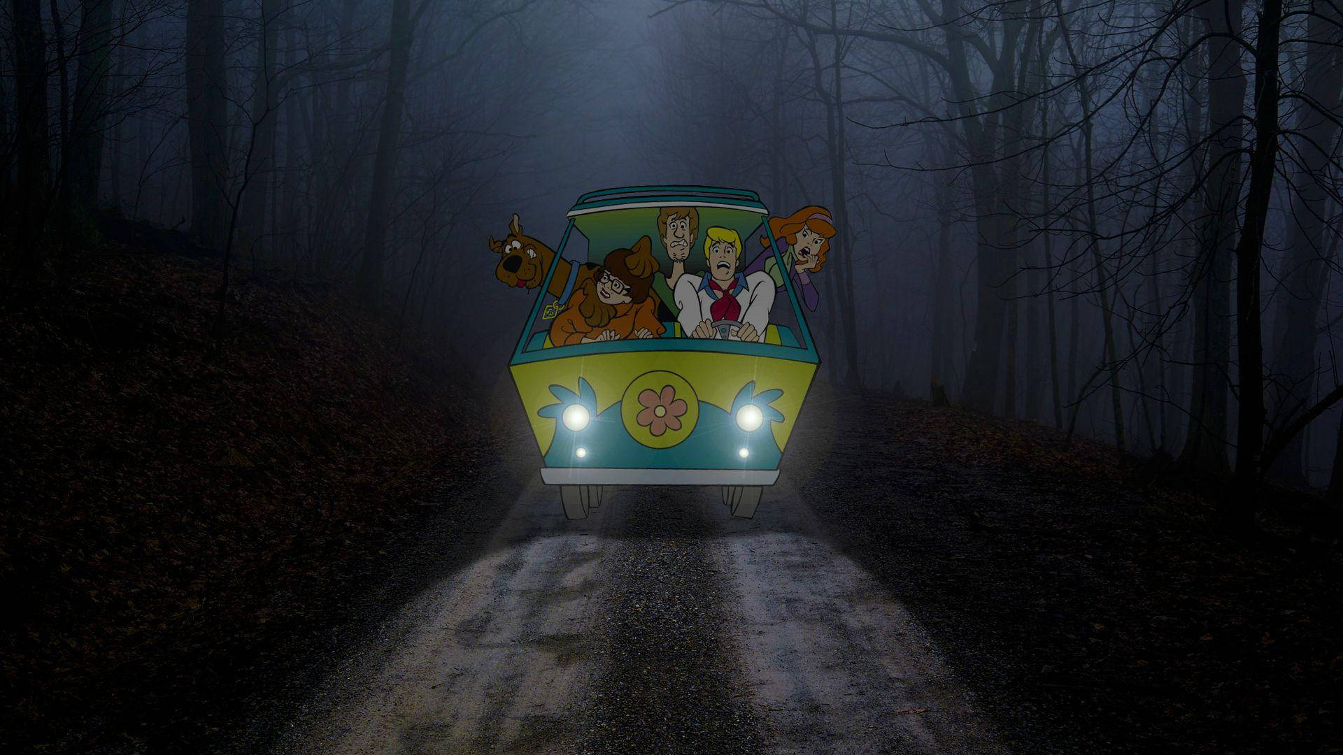 Mystery Machine, Scooby-Doo, Dunkler Wald, Nacht, Scheinwerfer, Waldweg, Full HD, Laptop-Hintergrundbild