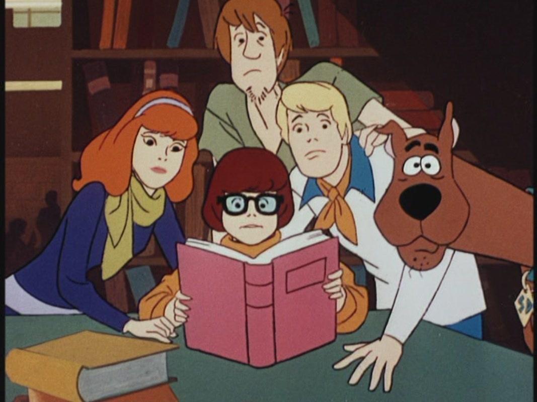 Mystery Inc., Velma Dinkley, Daphne Blake, Fred Jones, Shaggy, Scooby-Doo, Buch, Bibliothek, Tablet-Hintergrund