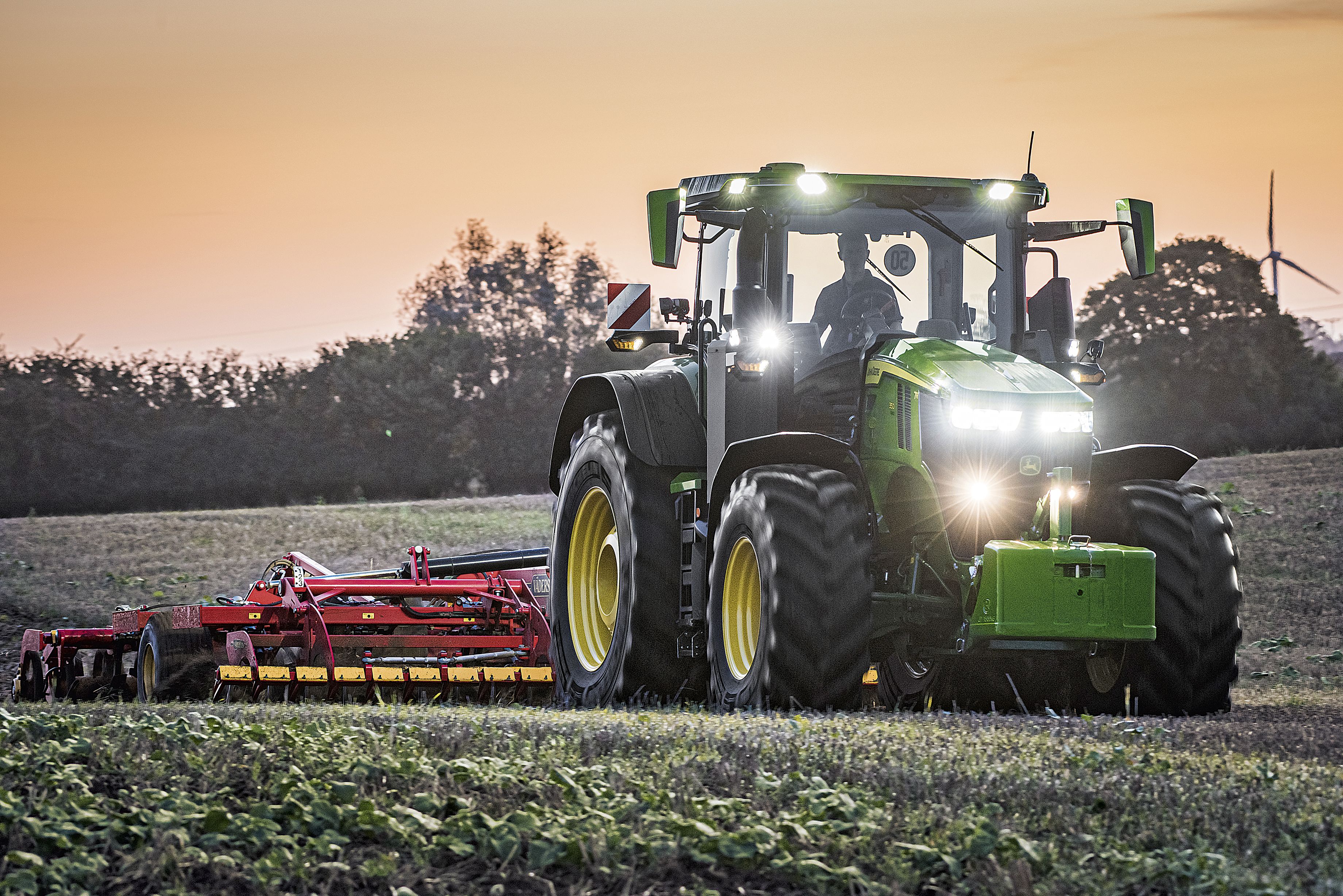 John Deere, Traktor, Scheinwerfer, Feld, Abenddämmerung, 2K-Hintergrundbild für PC