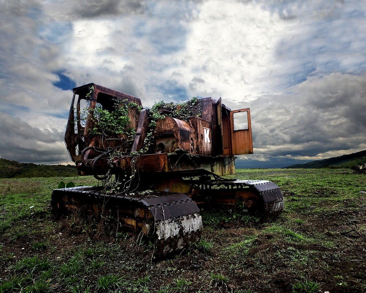 Verlassene Maschine, Rost, Wiese, Wolken, Lost Place, Hintergrundbild