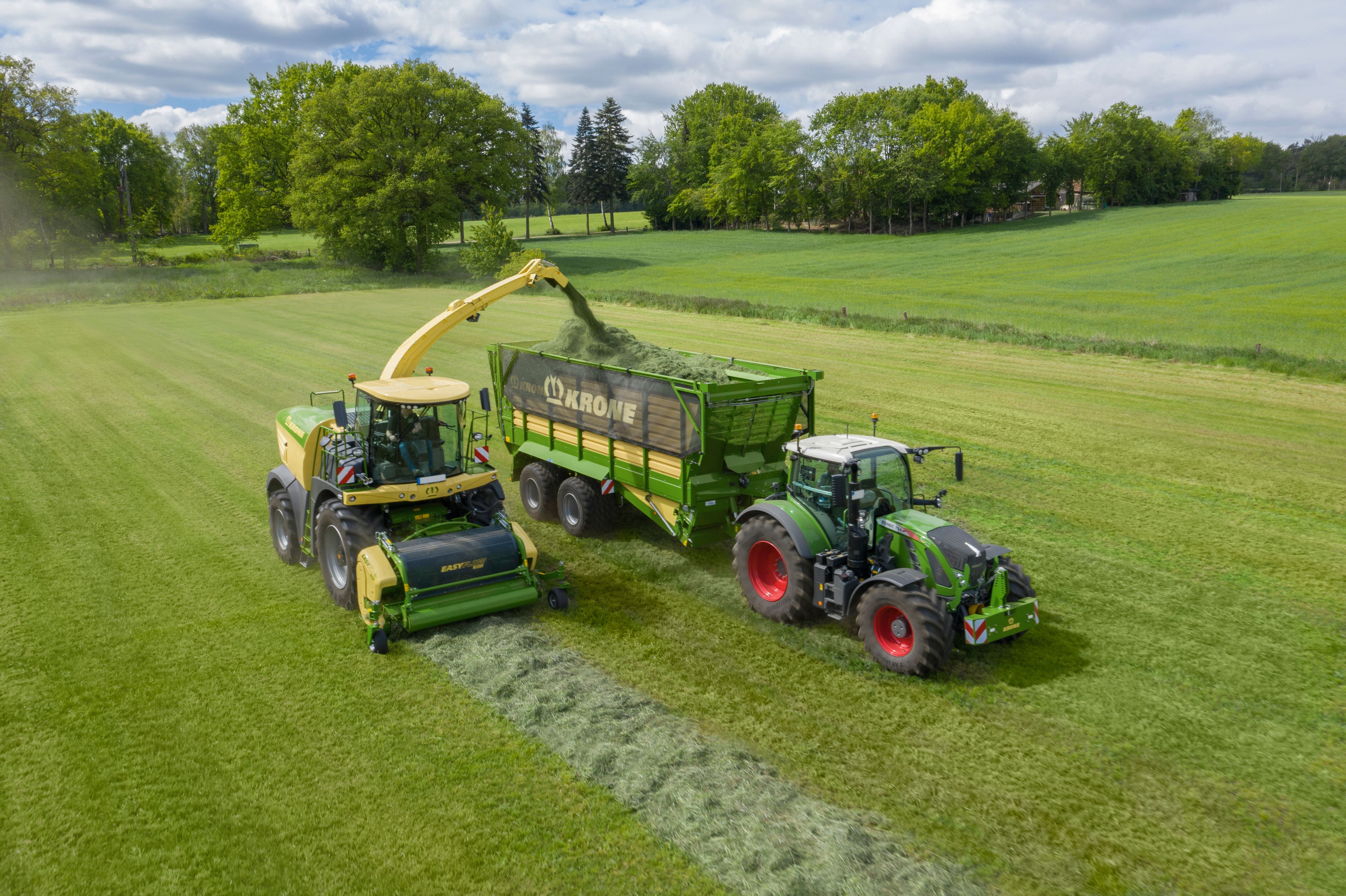 John Deere, Feldhäcksler, Traktor, Grasernte, Luftaufnahme, 5K, Laptop-Hintergrundbild