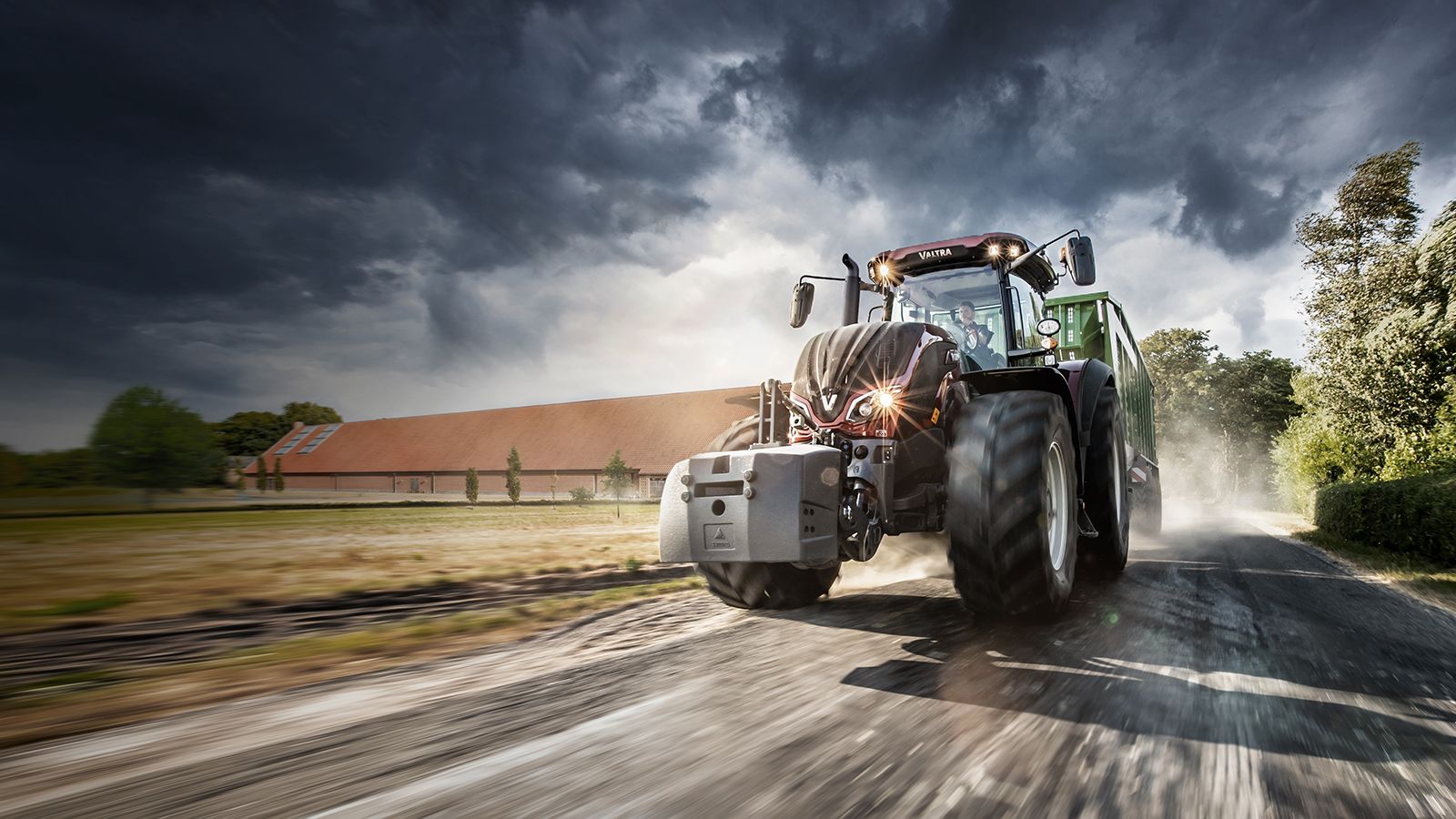 Valtra, Traktor, Bewegungsunschärfe, Gewitterhimmel, Straße, HD, Laptop-Hintergrundbild