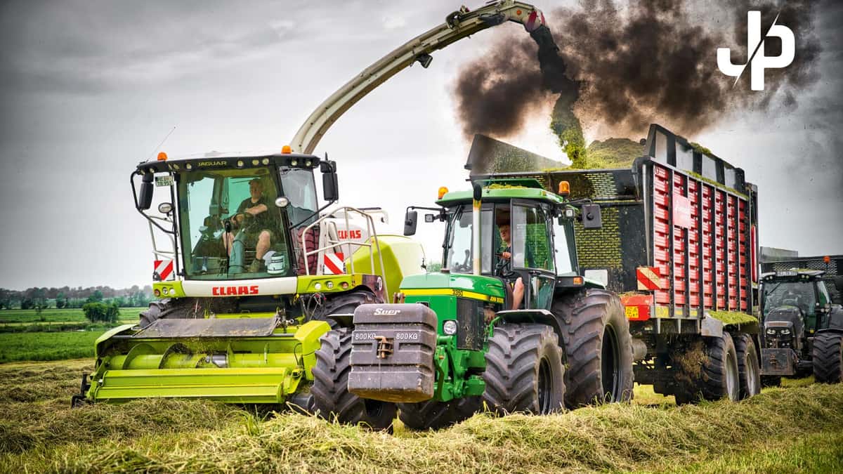 Claas, John Deere, Feldhäcksler, Ladewagen, Rauch, Ernte, Hintergrund