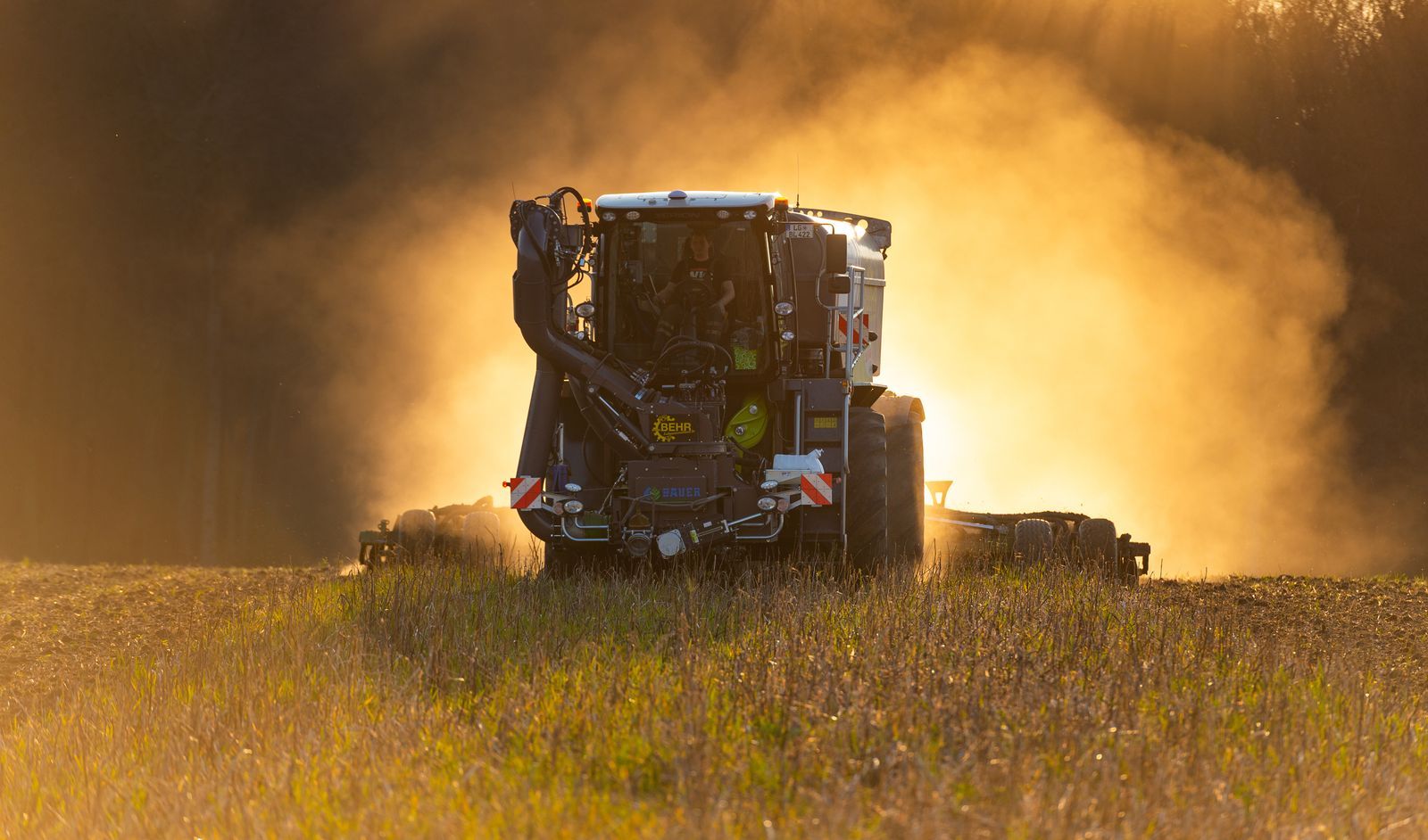 Traktor, Staubwolke, Gegenlicht, Feld, Goldenes Licht, HD, Hintergrundbild für den PC