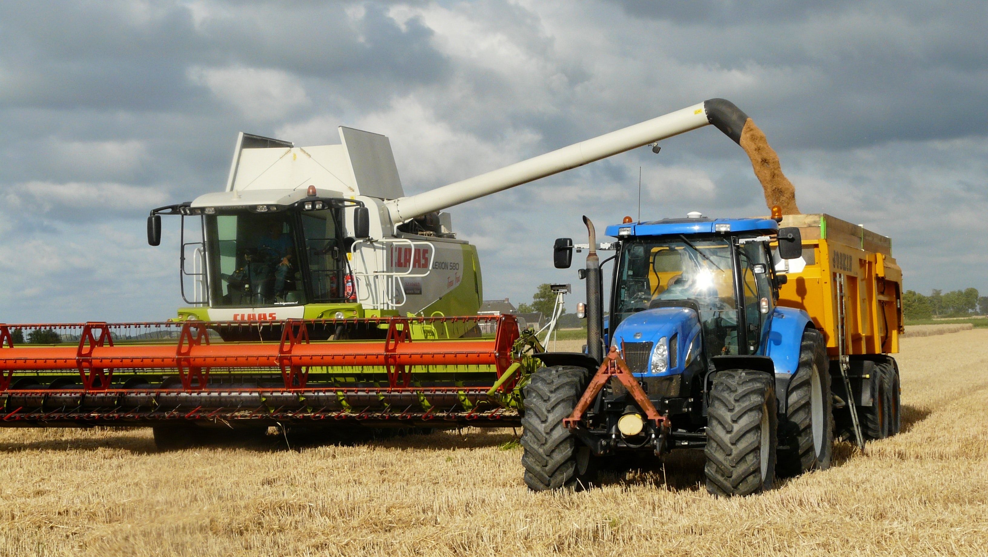 Claas, New Holland, Mähdrescher, Überladen, Weizenernte, 2K, Breitbild-Hintergrundbild
