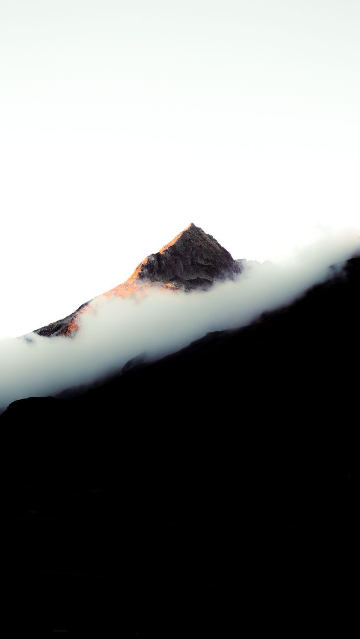 Berggipfel, Nebel, Schwarz-Weiß, Minimalismus, iPhone 16 Pro Max, Handy-Hintergrund