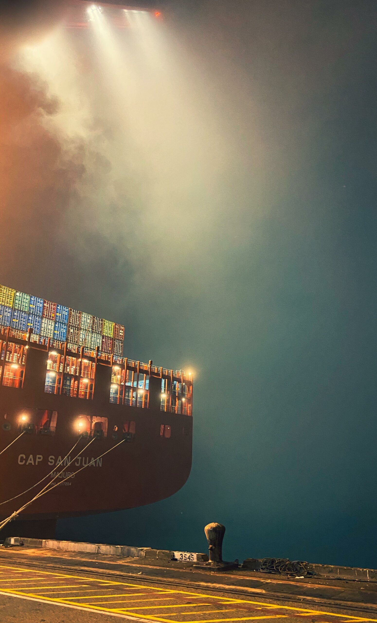 Schiff, Nebel, Lichtstrahlen, Hafen, Nacht, Fantasy, iPhone-16-Pro-Max-Hintergrundbild