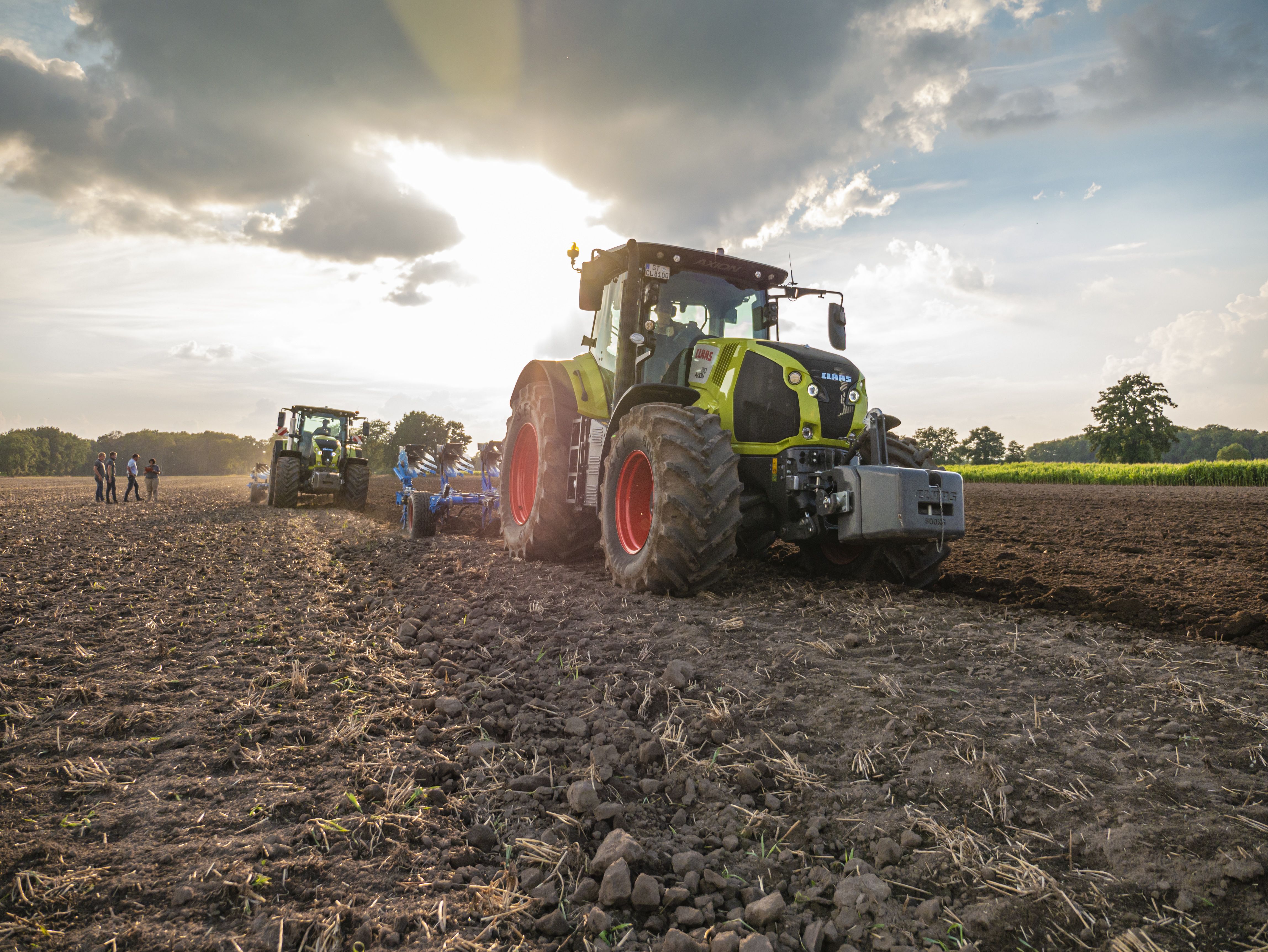 Claas, Traktor, Acker, Sonnenstrahlen, Wolken, 4K, Hintergrundbild fürs Tablet