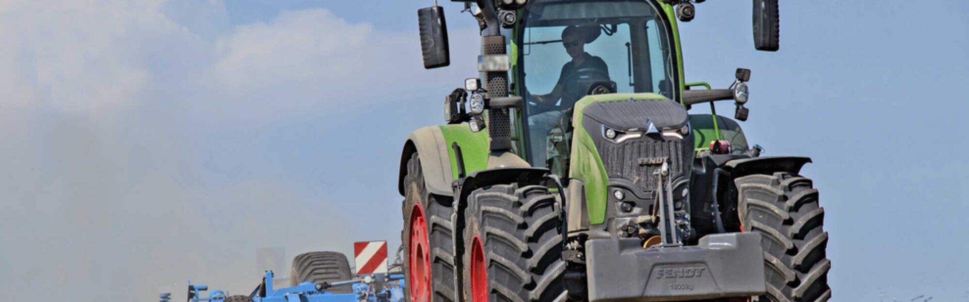 Fendt, Traktor, Blauer Himmel, Frontansicht, Dual-Monitor-Hintergrundbild