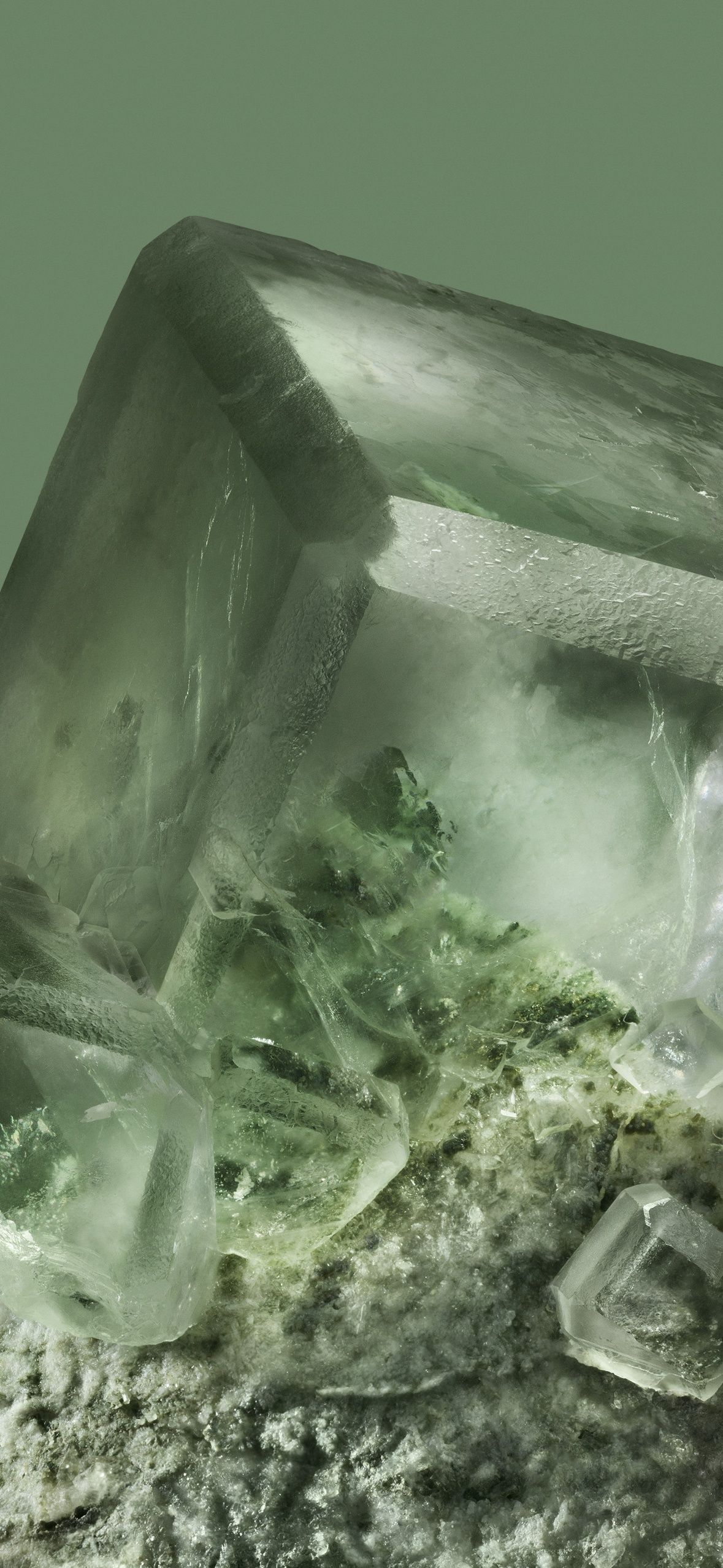 Grüner Kristall, Mineral, Salbeigrün, Nahaufnahme, Hintergrundbild fürs Google Pixel 8