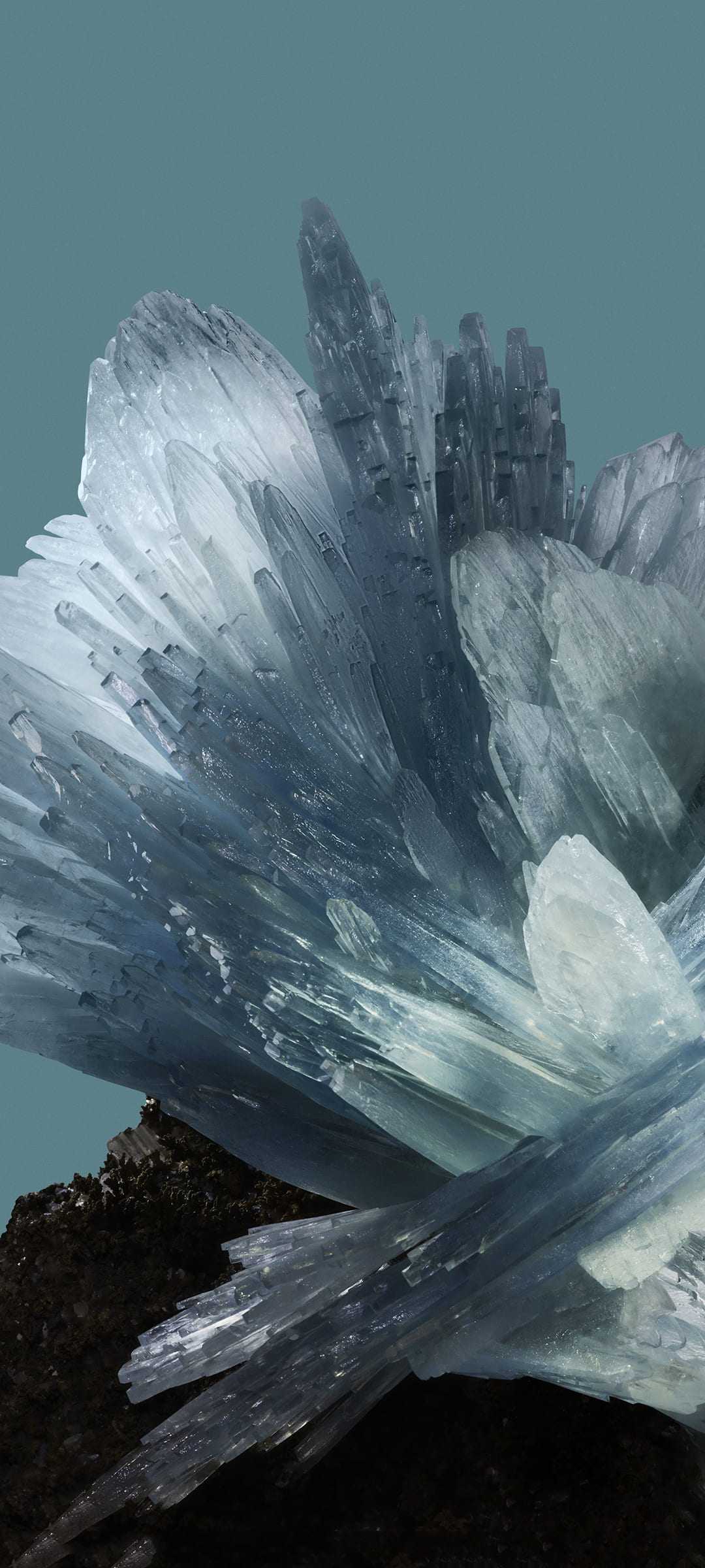 Blaue Kristalle, Mineral, Kyanit, Graublau, Nahaufnahme, Google-Pixel-8-Wallpaper