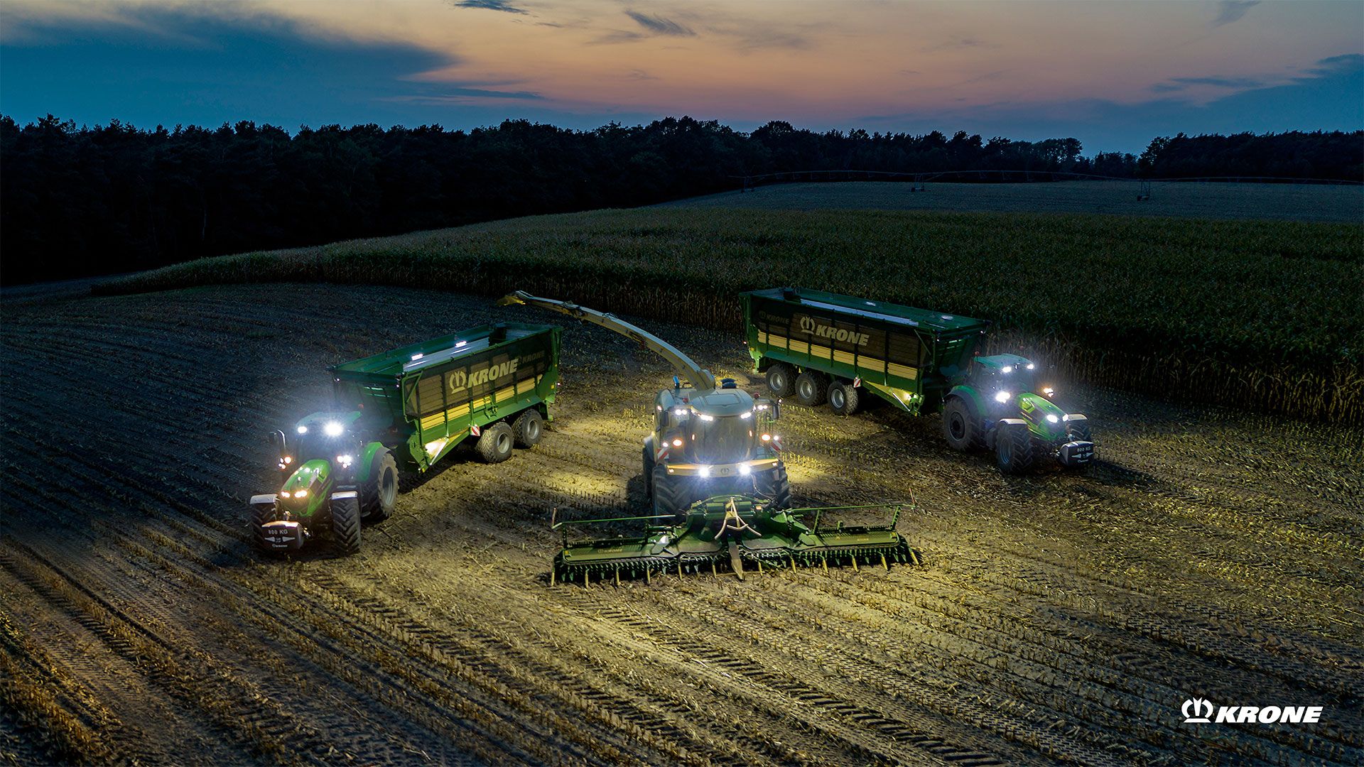 Krone, Feldhäcksler, Ladewagen, Nachtarbeit, Scheinwerfer, Full HD, Breitbild-Hintergrundbild