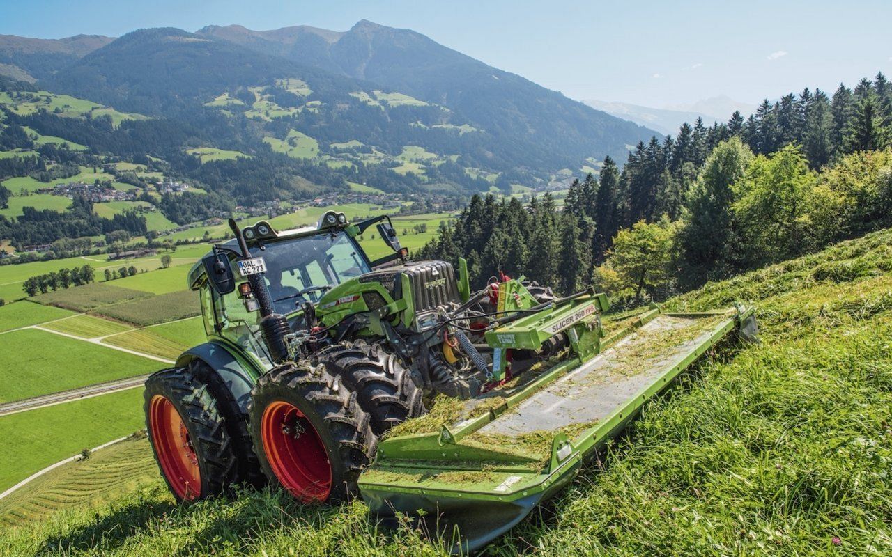 Fendt, Traktor, Mähwerk, Bergwiese, Alpen, 16:10, HD-Hintergrundbild für den Desktop