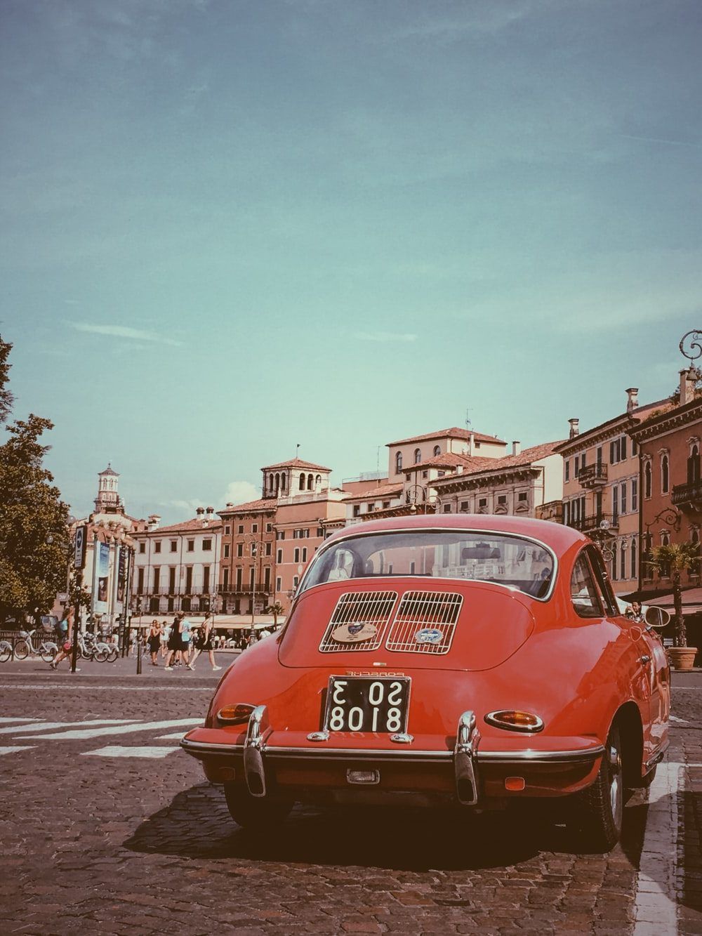 Porsche 356, Oldtimer, Roter Sportwagen, Platz, Altstadt, Hintergrundbild fürs iPad