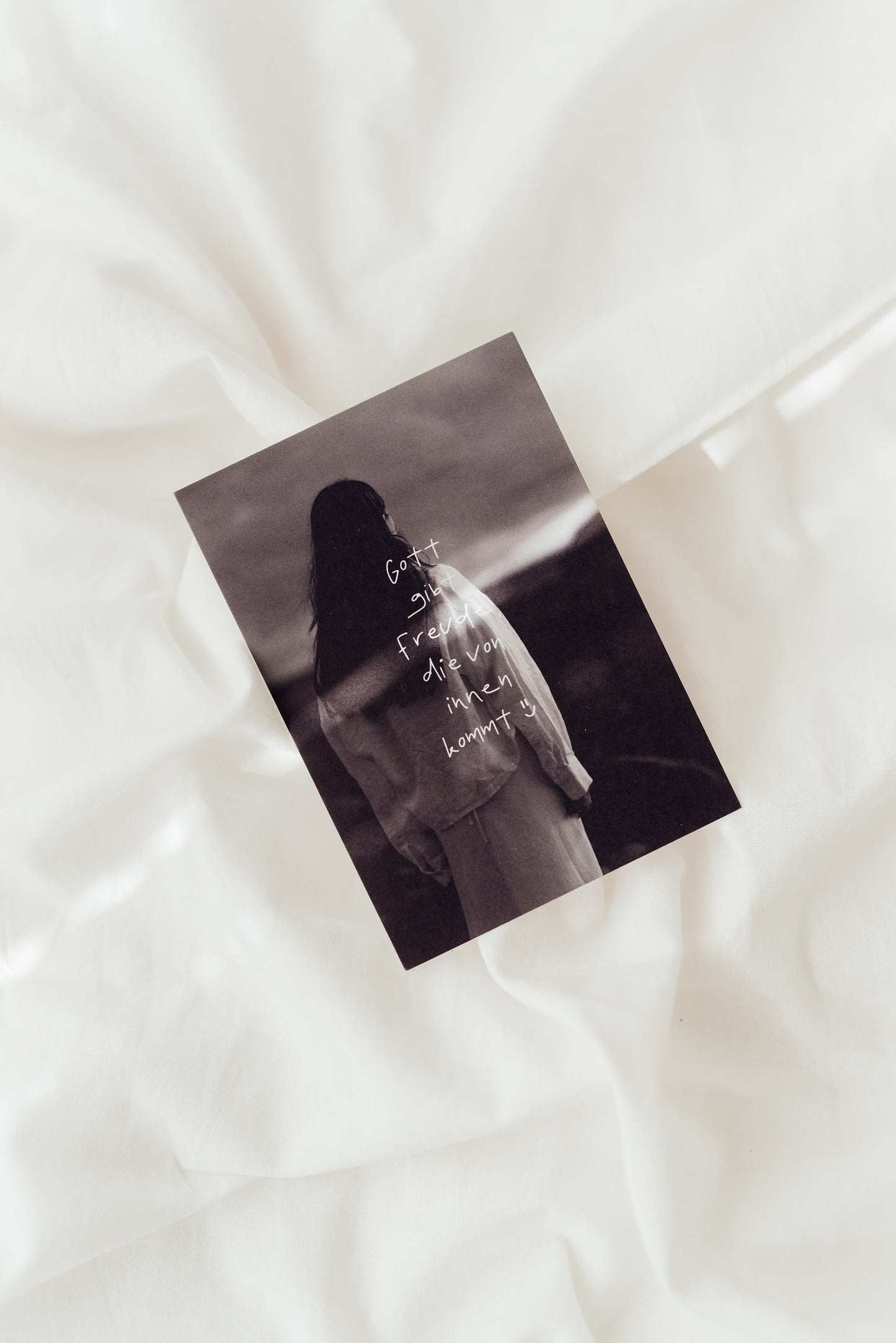 Foto, Frau, Weißer Stoff, Minimalistisch, Schwarzweiß, QHD+, Hintergrundbild fürs Tablet