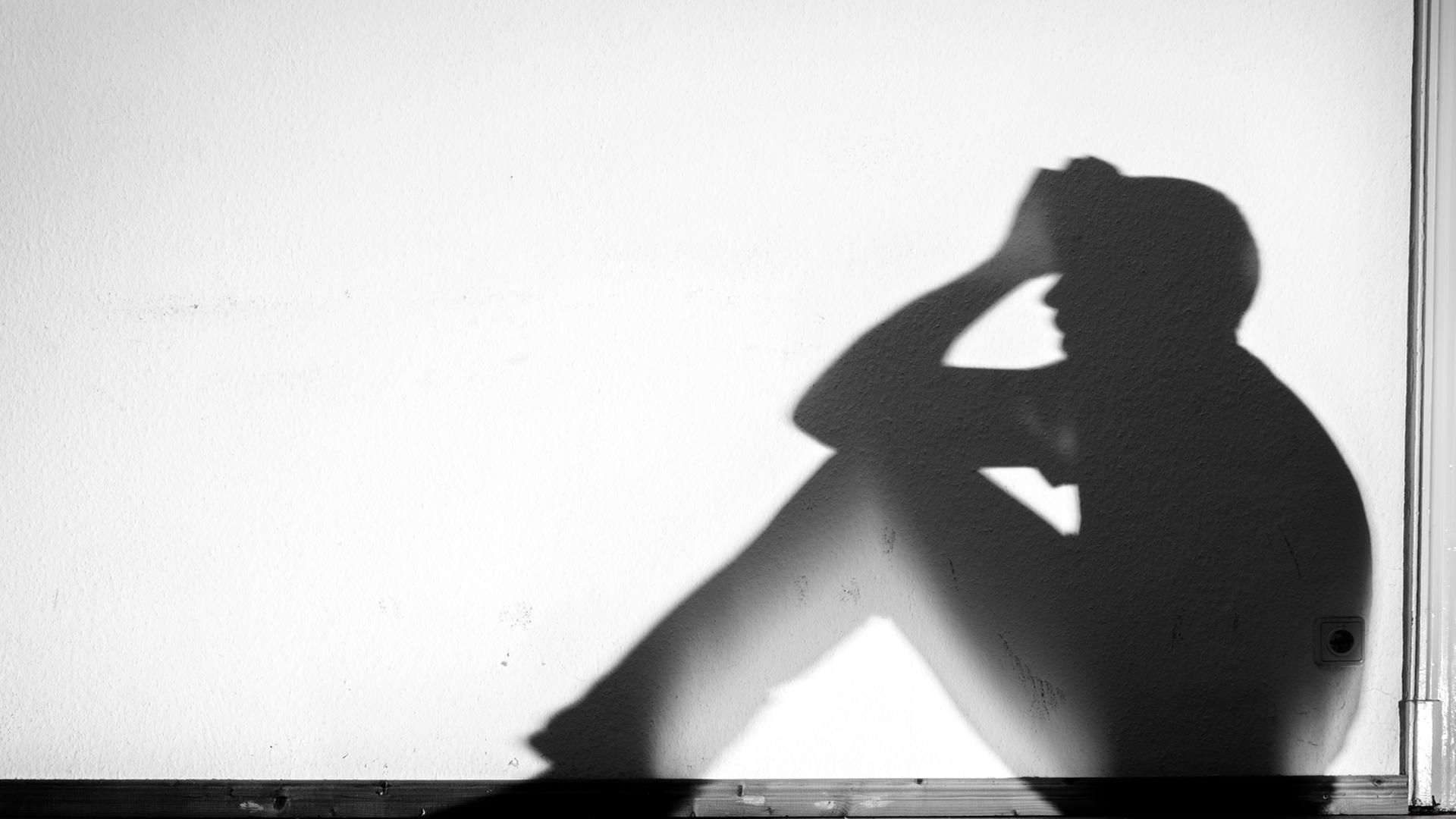 Schatten, Trauriger Mann, Silhouette, Schwarz-Weiß, Verzweiflung, 1920x1080, Desktop-Hintergrund