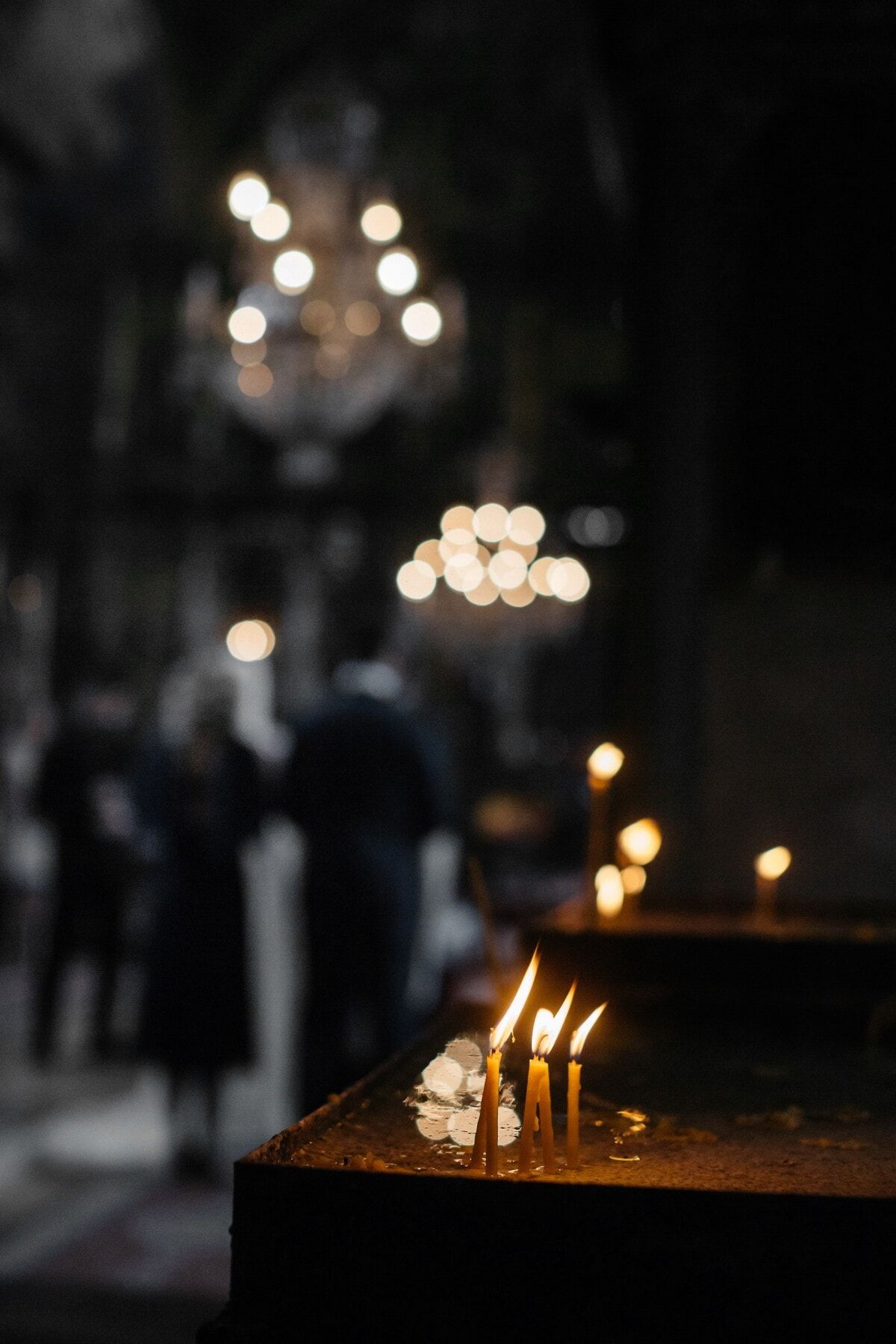 Kerzen, Kirche, Kronleuchter, Dunkel, Andacht, Hochformat, Hintergrundbild fürs Smartphone