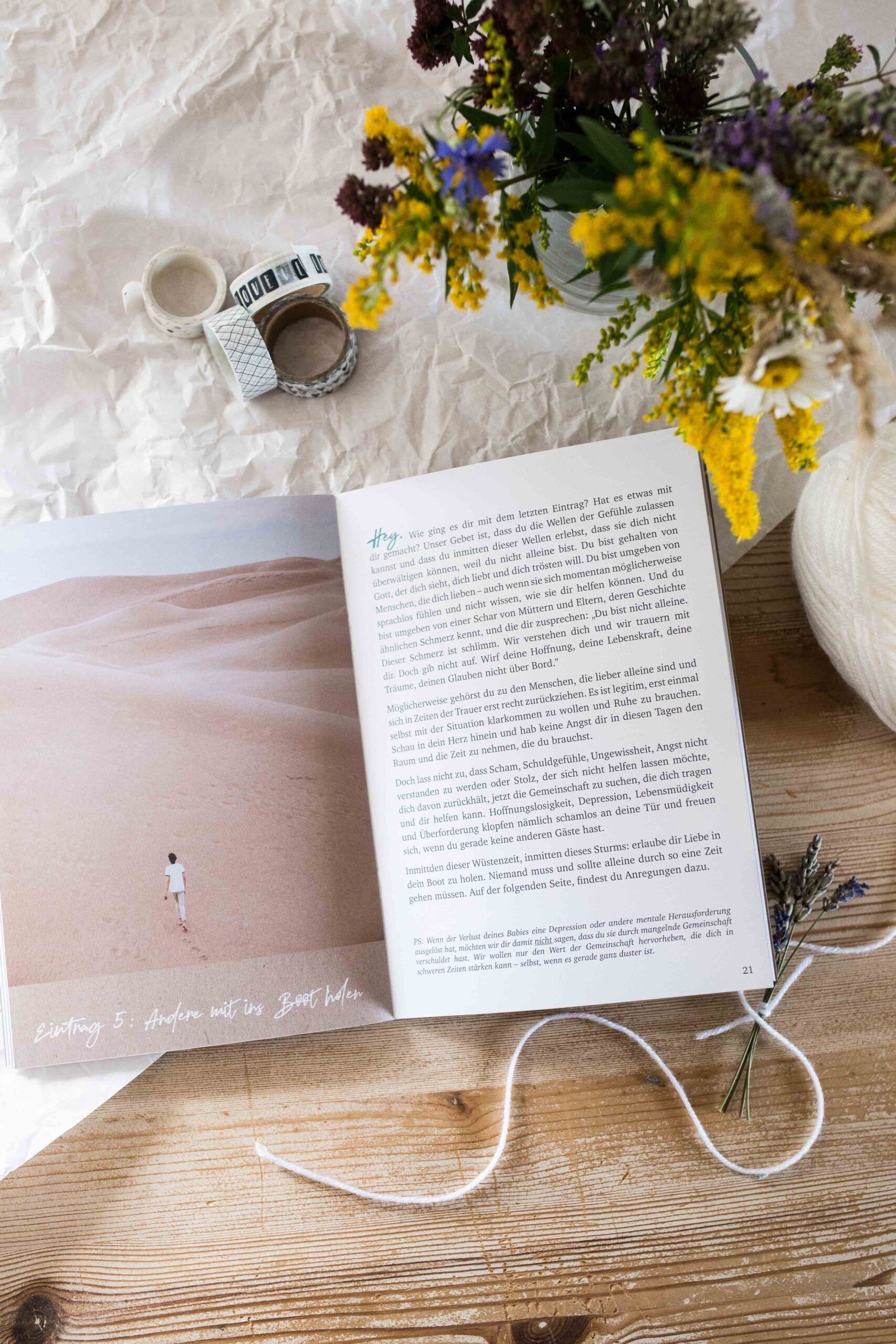 Buch, Wildblumen, Holztisch, Stillleben, Ruhe, QHD+, iPad-Hintergrundbild