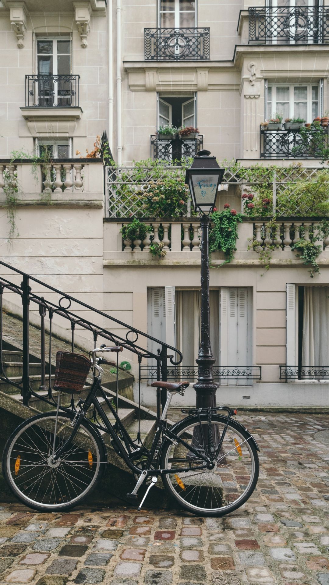Fahrrad, Altbau, Straßenlaterne, Pflasterstein, Gründerzeitbau, Full HD, iPhone-Hintergrundbild