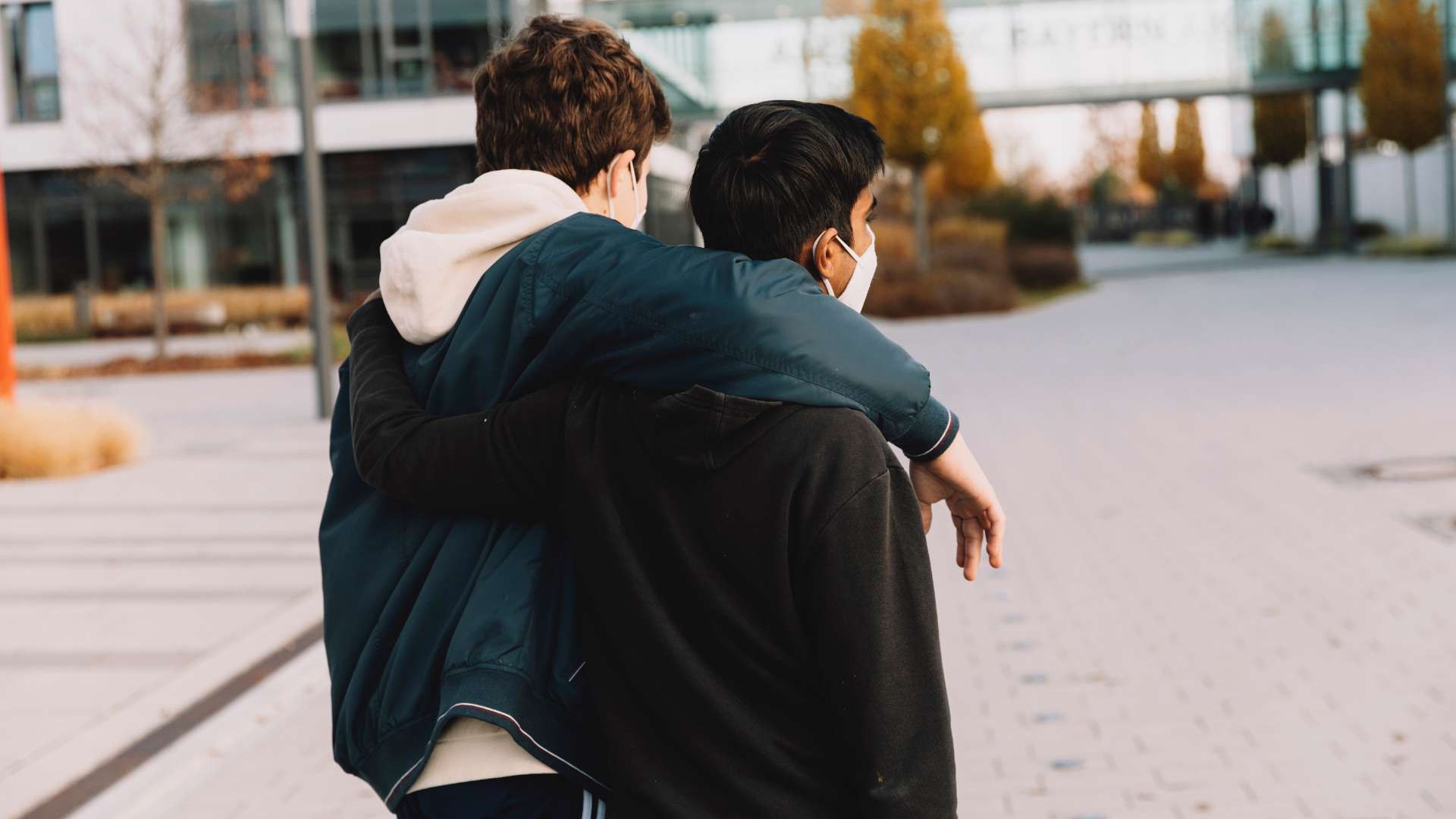 Freunde, Umarmung, Straße, Herbst, Jungen, Full HD 1080p, Desktop-Hintergrundbild
