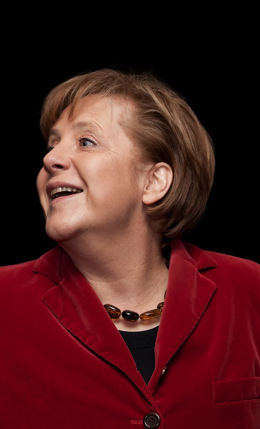 Angela Merkel, Rote Jacke, Lächeln, Schwarzer Hintergrund, Porträt, Sperrbildschirm fürs iPhone