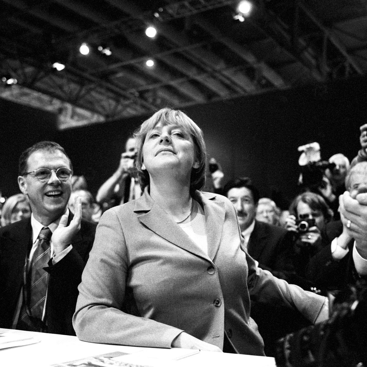 Angela Merkel, Parteitag, Applaus, Menschenmenge, Schwarz-Weiß, Hintergrundbild fürs iPad
