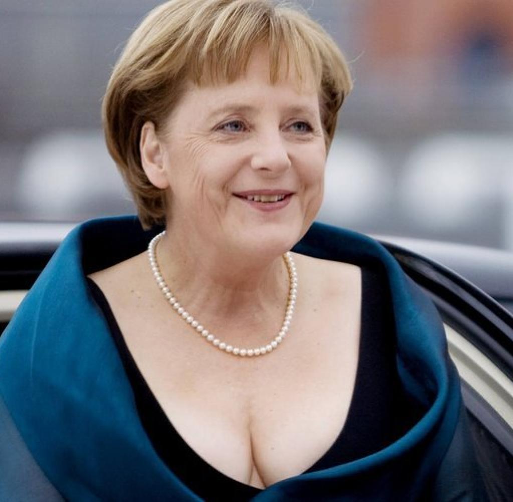 Angela Merkel, Abendkleid, Perlenkette, Lächeln, Porträt, Hintergrundbild fürs Tablet
