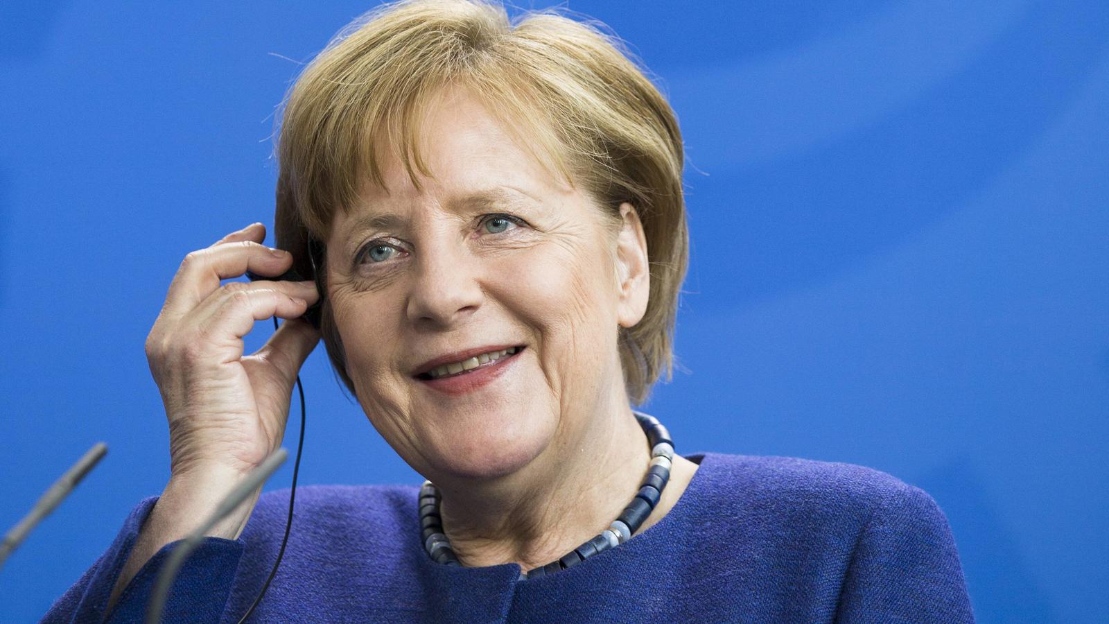 Angela Merkel, Kopfhörer, Pressekonferenz, Lächeln, Blauer Hintergrund, HD Wallpaper