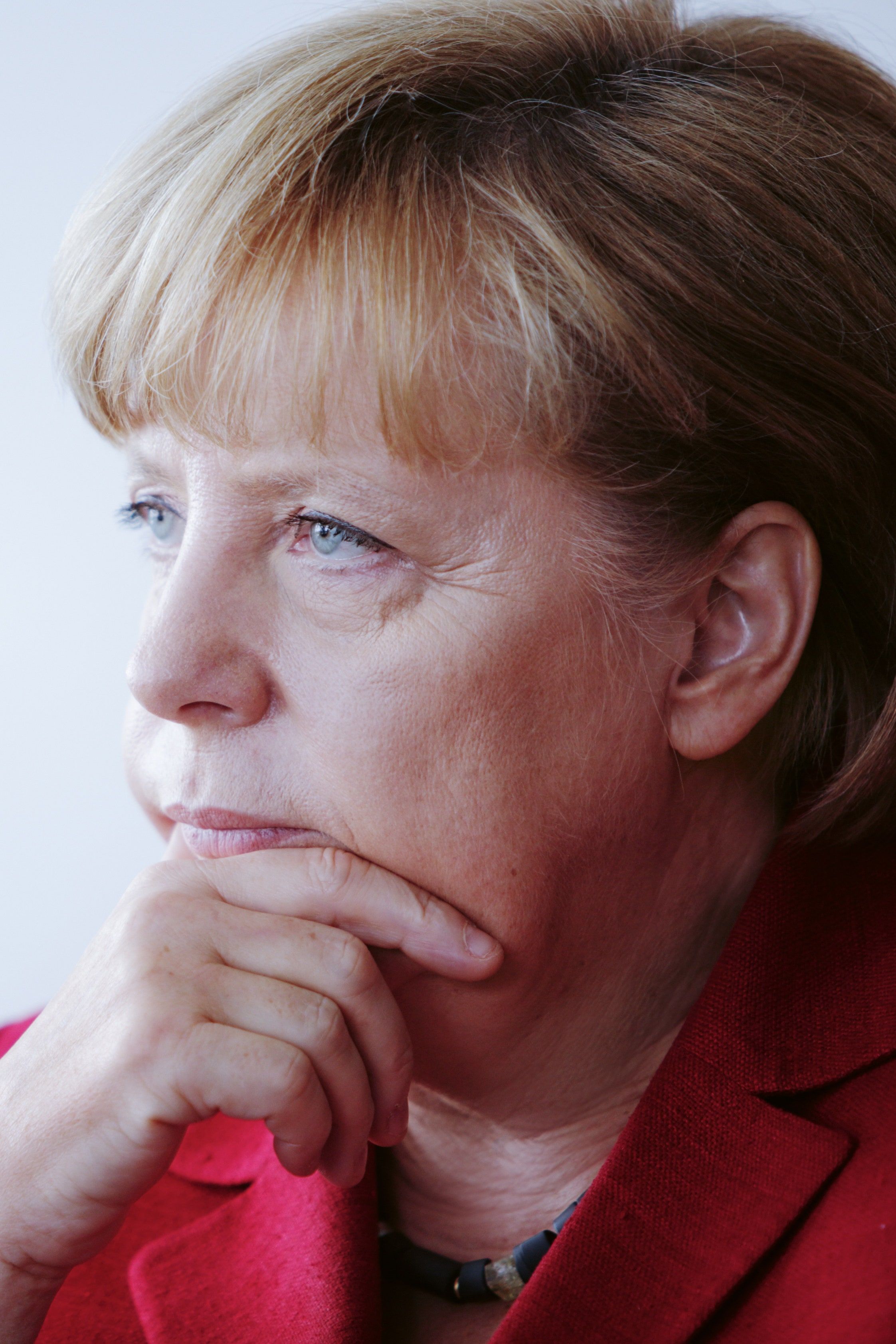 Angela Merkel, Nachdenklich, Rote Jacke, Weißer Hintergrund, QHD+ Wallpaper