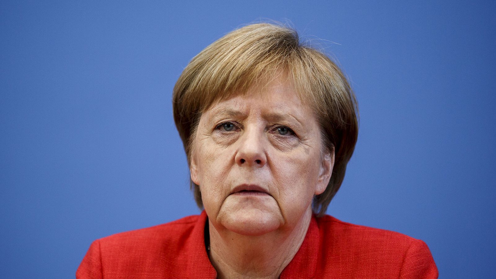 Angela Merkel, Rote Jacke, Ernster Blick, Blauer Hintergrund, Porträt, HD Wallpaper