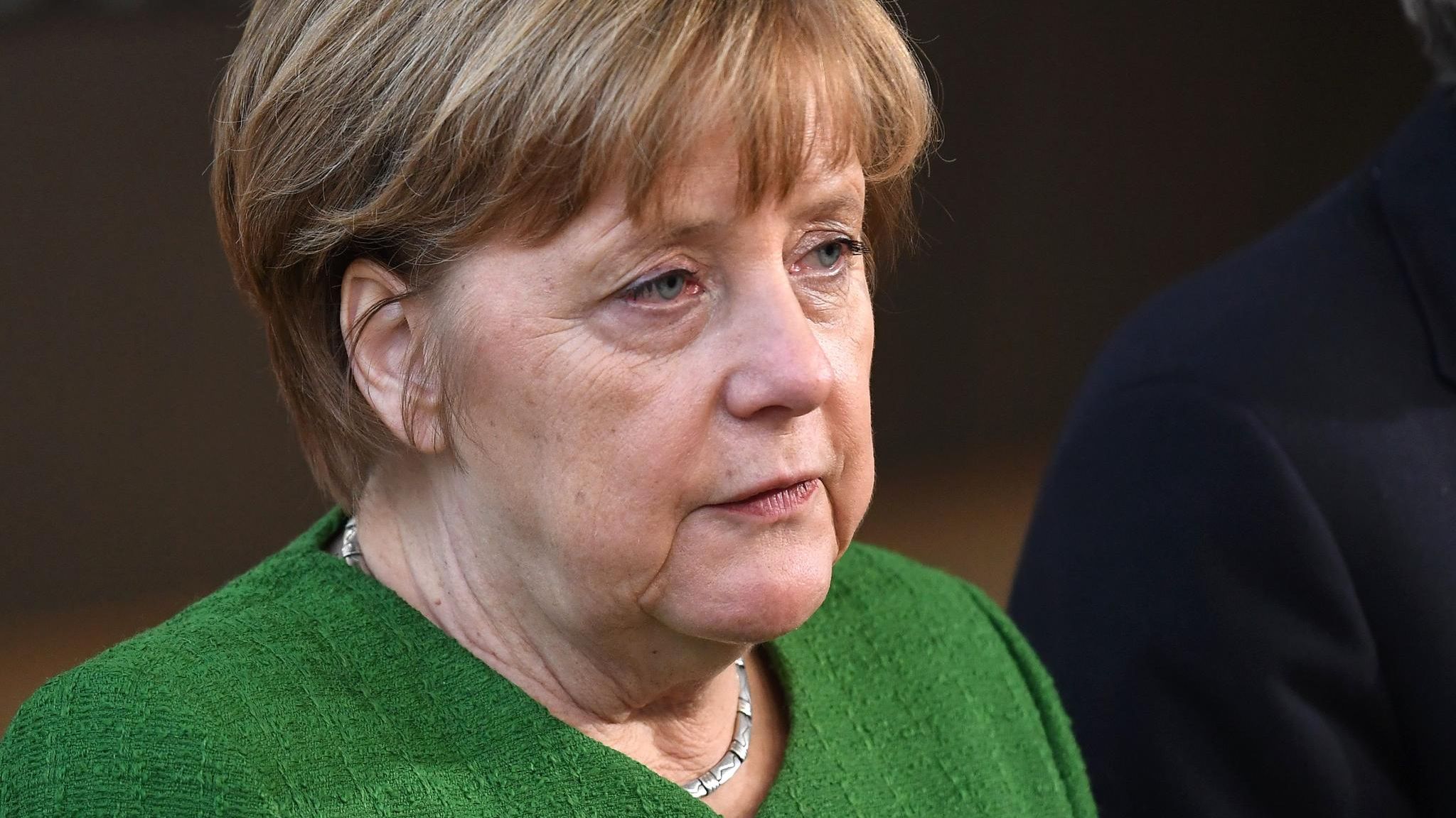 Angela Merkel, Grüne Jacke, Nahaufnahme, Nachdenklich, 16:9, Full-HD-Hintergrundbild für den Desktop