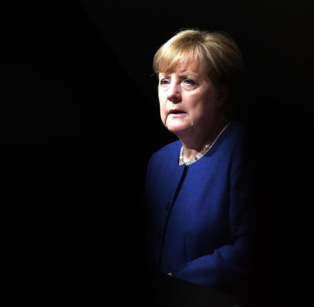 Angela Merkel, Lichtkegel, Schwarzer Hintergrund, Blaue Jacke, Wallpaper