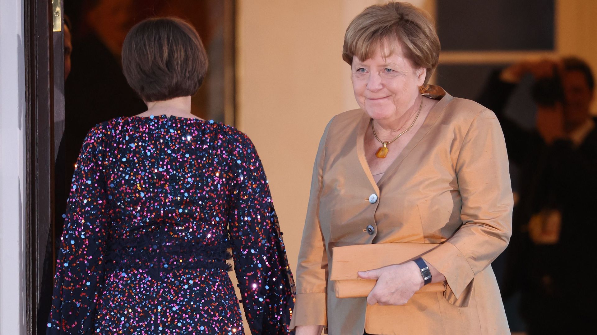 Angela Merkel, Begrüßung, Paillettenkleid, Beige Jacke, Full HD, Desktop-Hintergrund für Windows