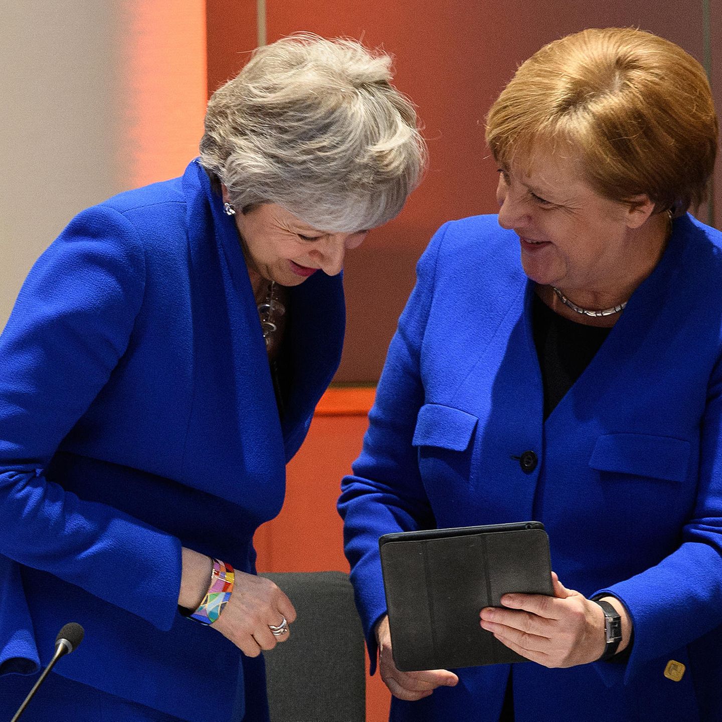 Angela Merkel, Theresa May, Blaue Jacken, Tablet, Gespräch, HD, iPad-Hintergrundbild