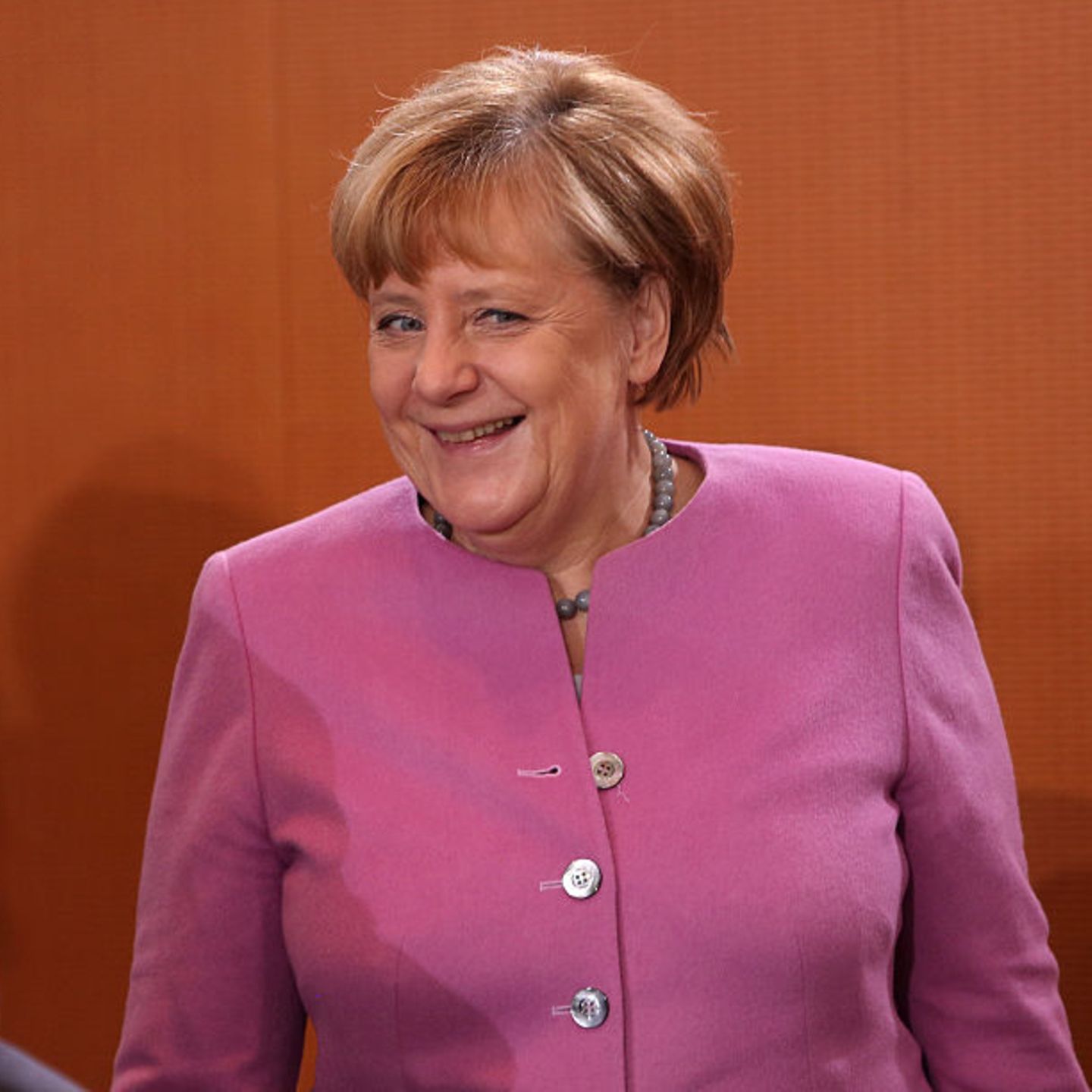 Angela Merkel, Pinke Jacke, Lächeln, Orange Wand, HD, Hintergrundbild fürs Tablet