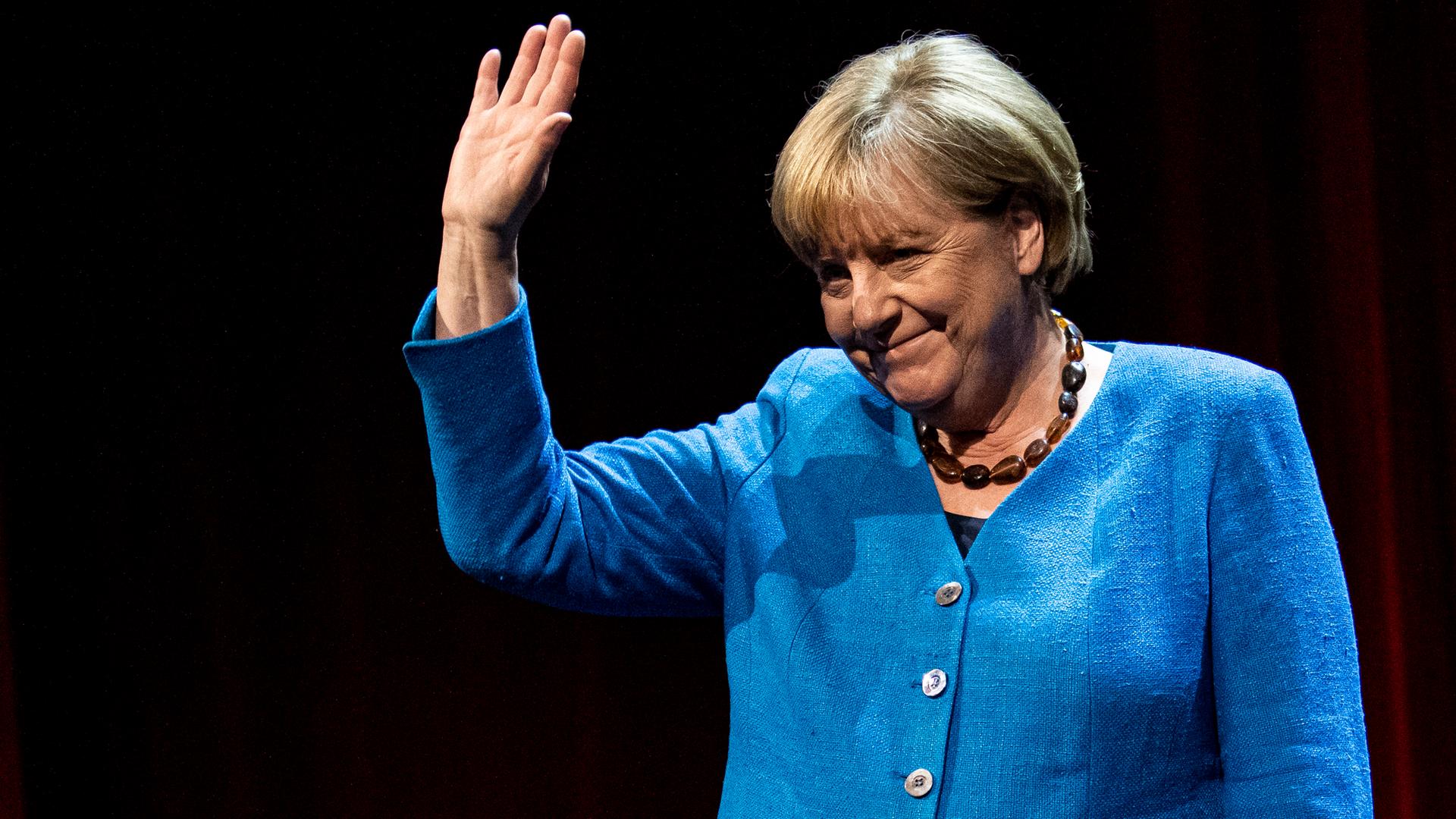 Angela Merkel, Winken, Blaue Jacke, Bühne, Abschied, Full HD 1080p, Desktop-Hintergrundbild