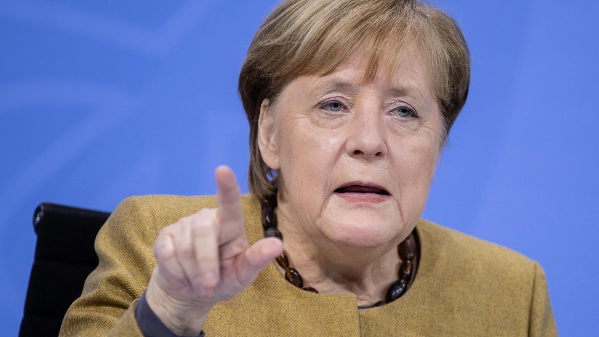 Angela Merkel, Rede, Erhobener Zeigefinger, Pressekonferenz, Blauer Hintergrund, 1080p Wallpaper