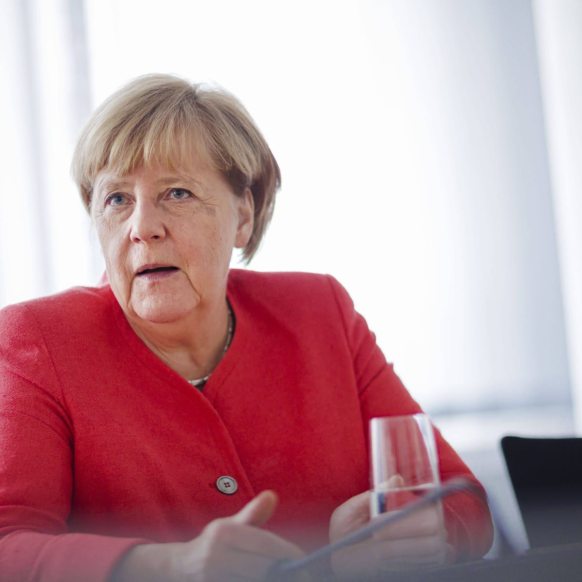 Angela Merkel, Rote Jacke, Weißer Hintergrund, Gespräch, Wallpaper