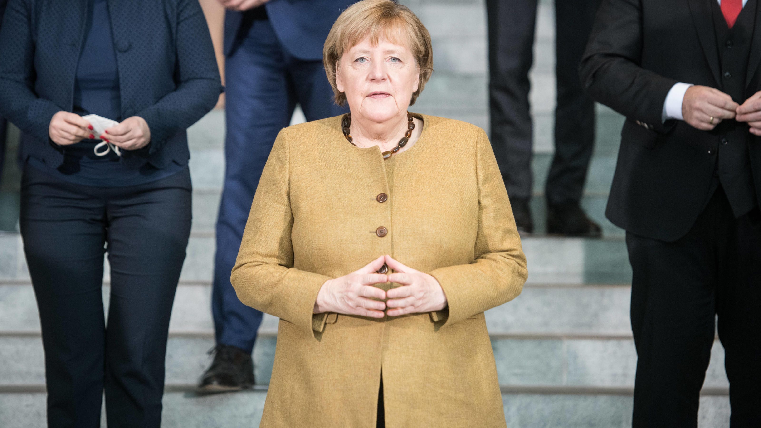 Angela Merkel, Merkel-Raute, Senfgelbe Jacke, Treppe, Leibwächter, 2K, Desktop-Hintergrund